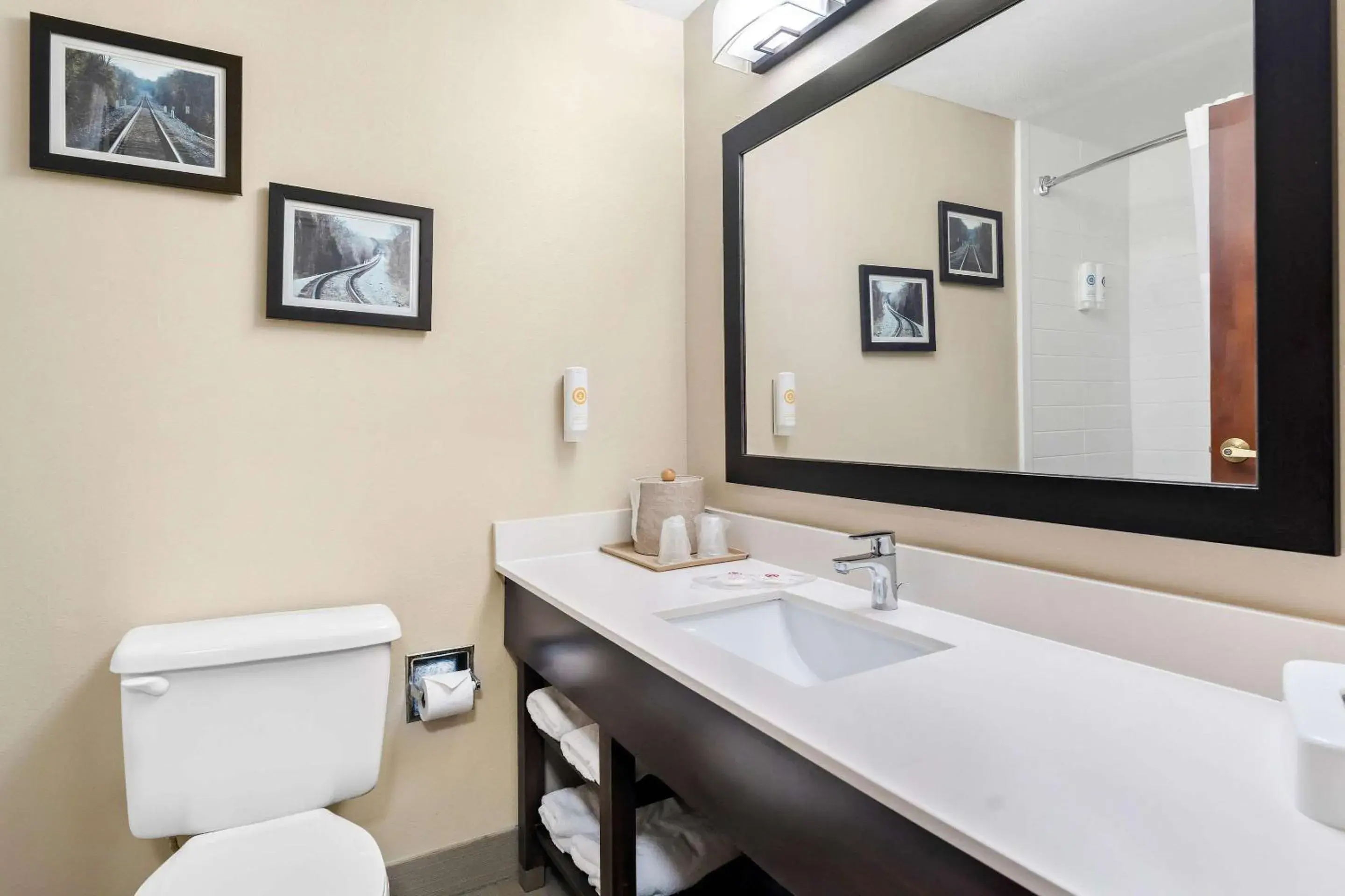 Bedroom in Comfort Suites near Robins Air Force Base Bedroom in Comfort Suites near Robins Air Force Base