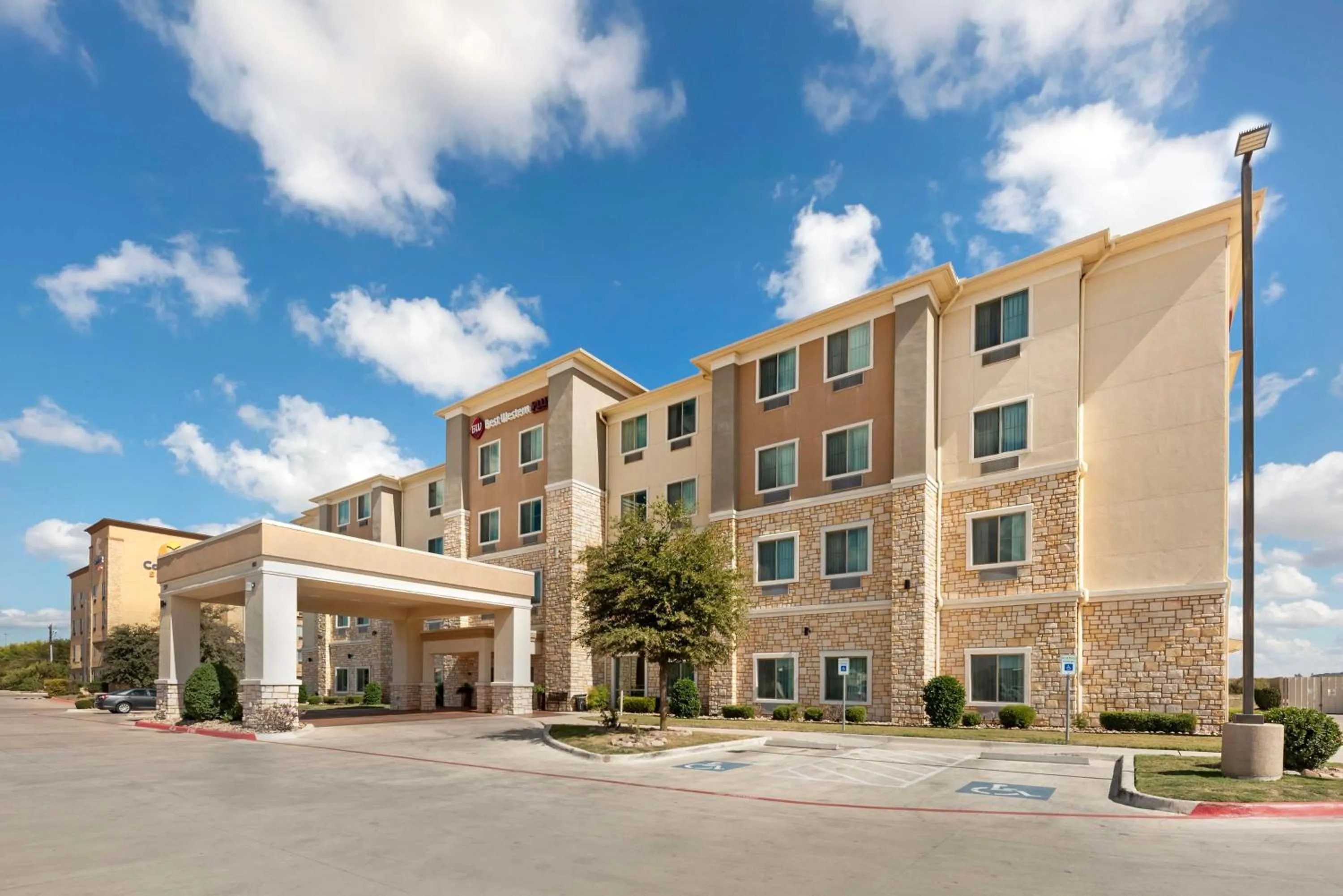 Property building in Best Western Plus Buda Austin Inn & Suites