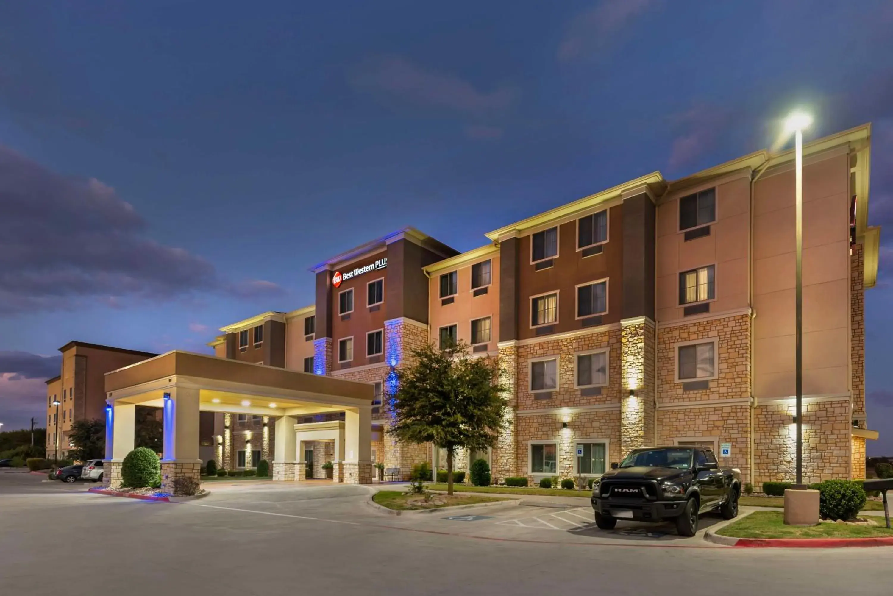Property building in Best Western Plus Buda Austin Inn & Suites Property building in Best Western Plus Buda Austin Inn & Suites