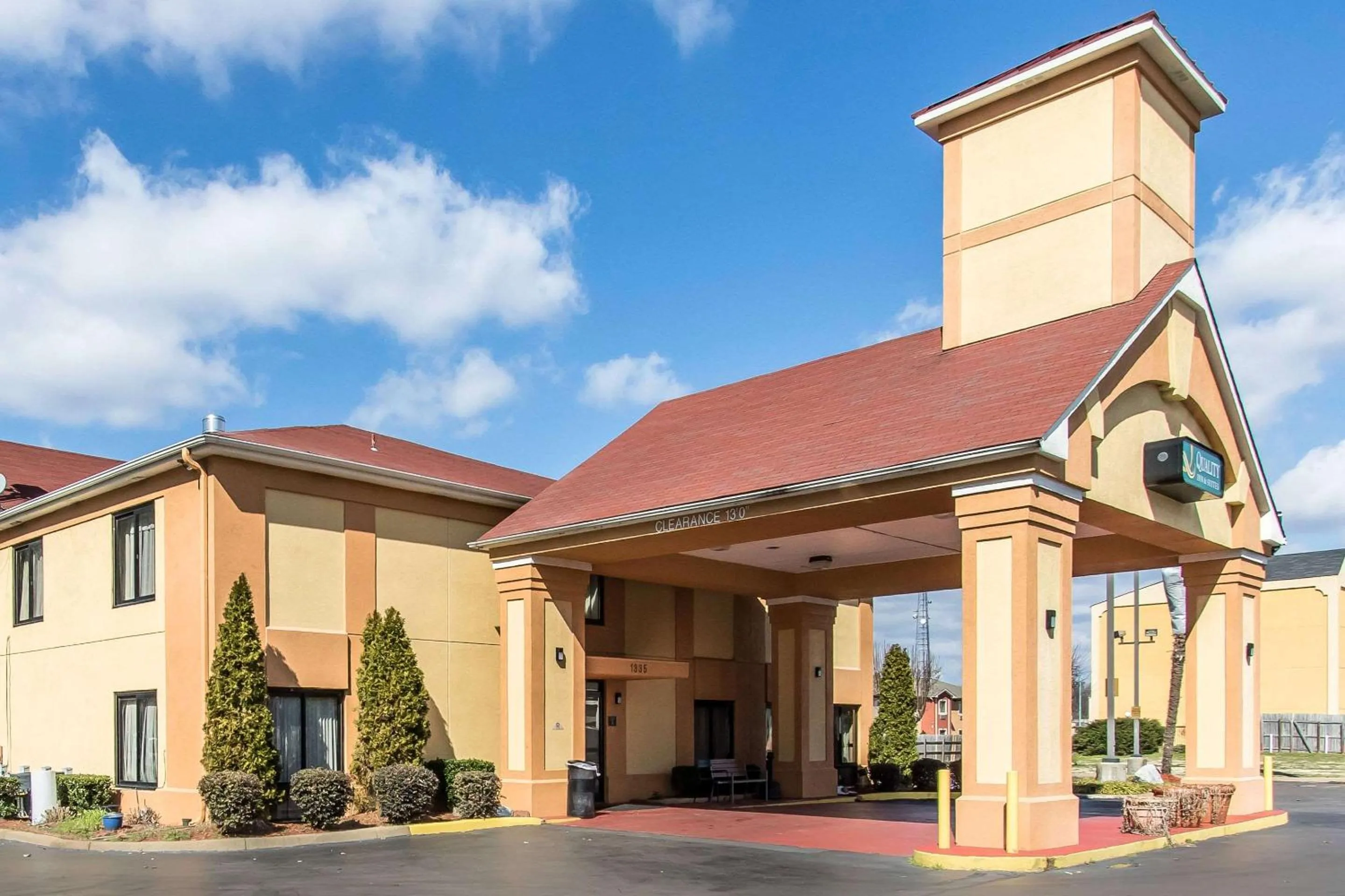 Property building in Quality Inn & Suites Memphis East