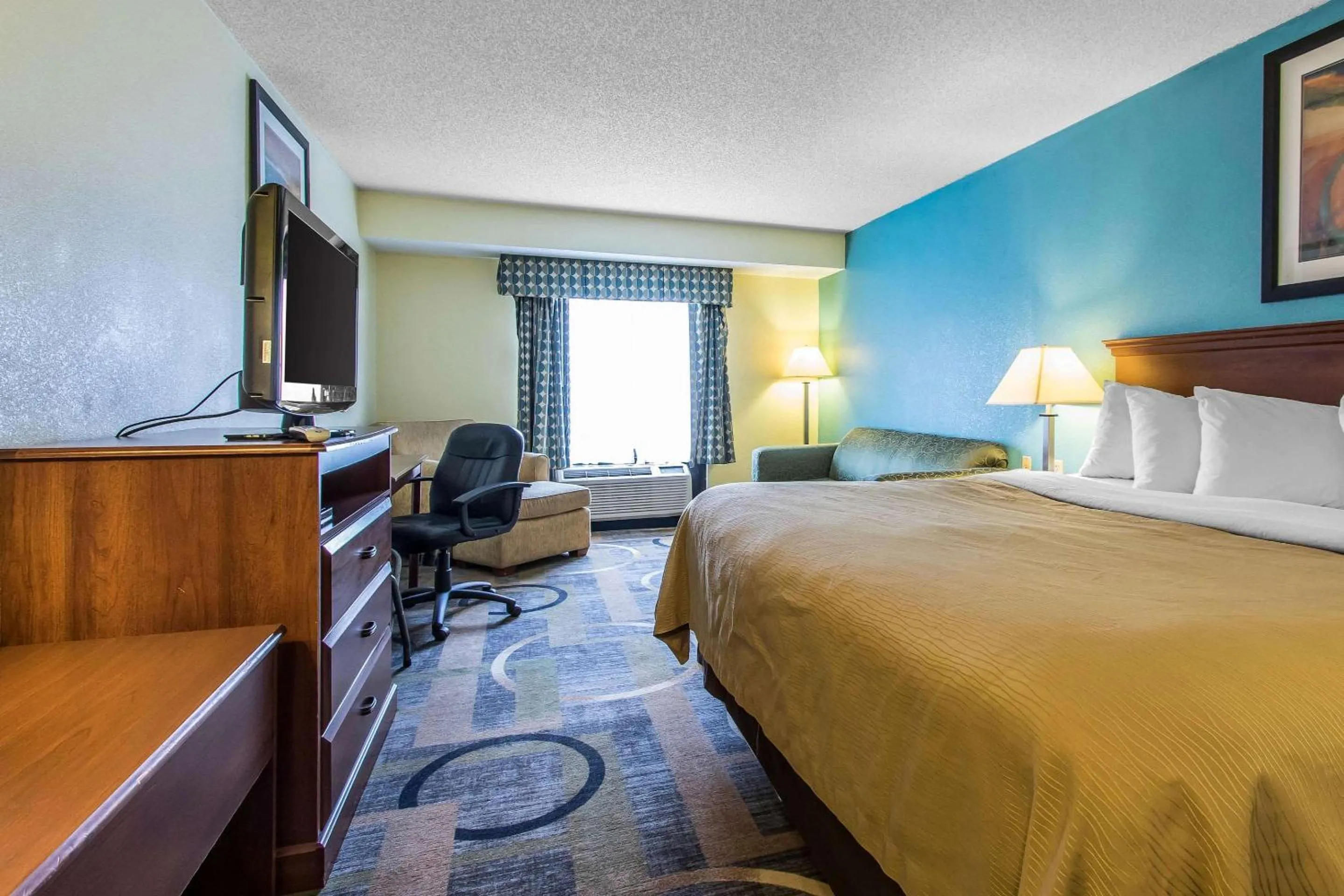 Photo of the whole room, Bed in Quality Inn & Suites Memphis East