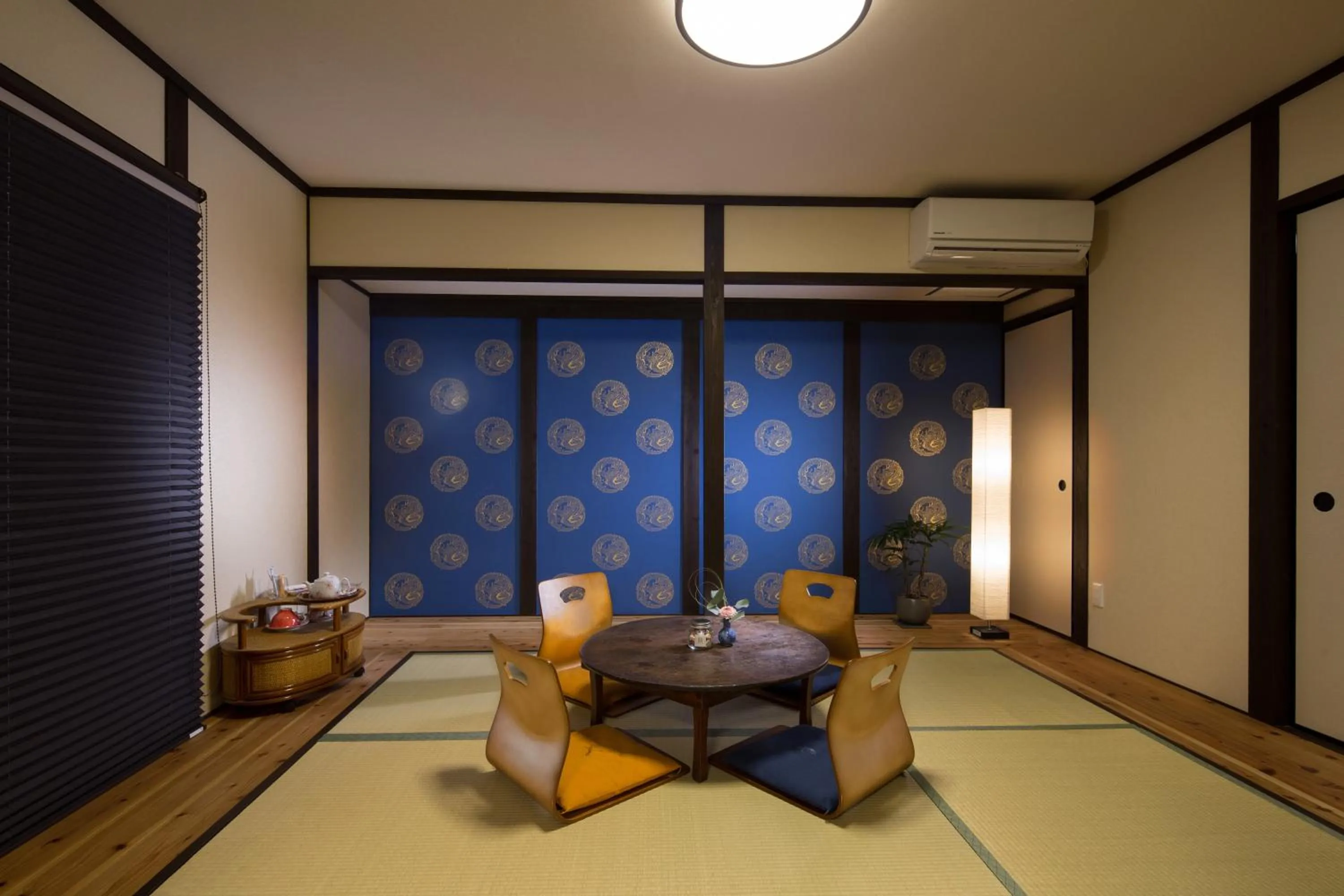 Seating area in Tsumugi Tofukuji Minamimon