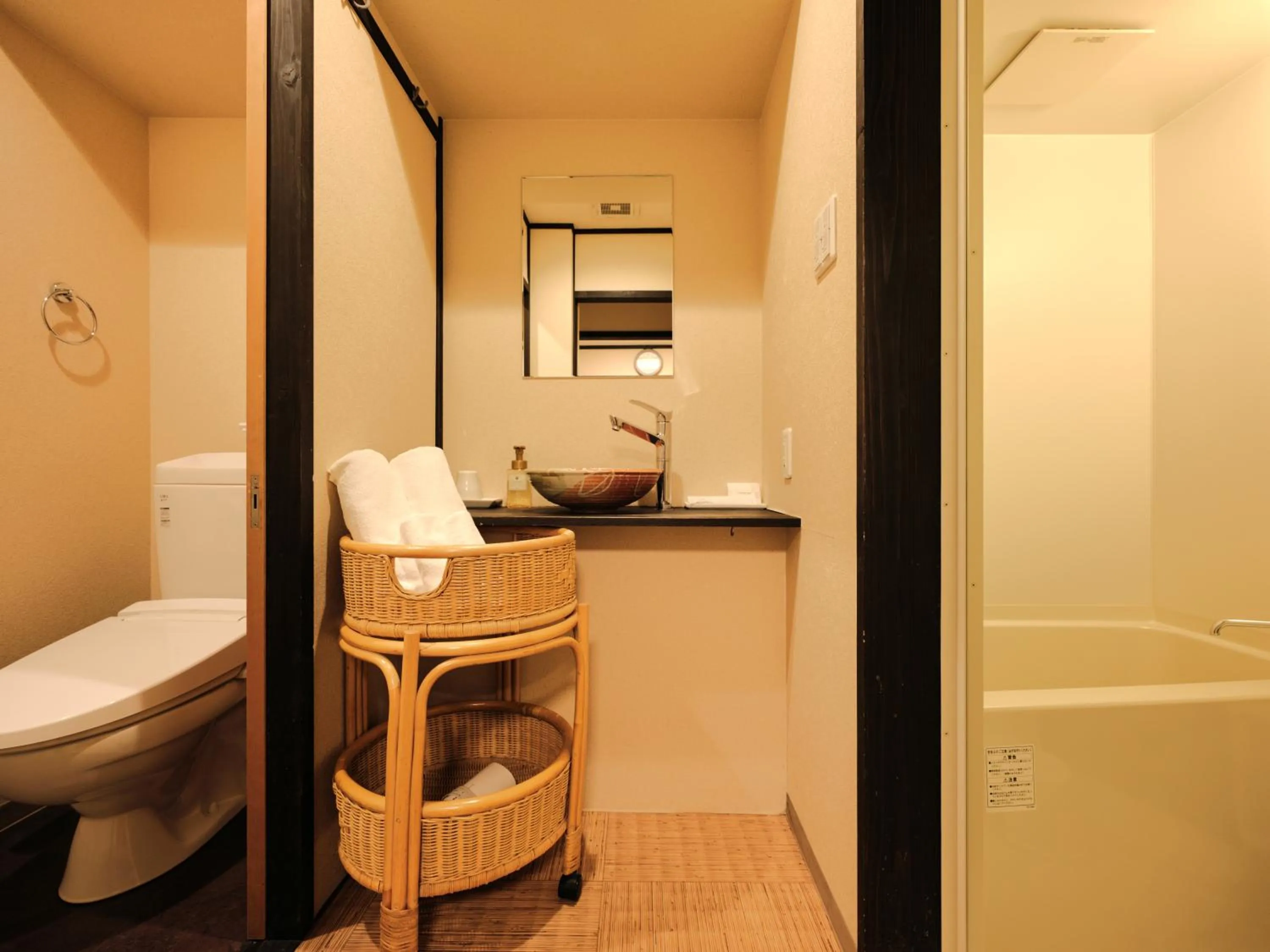 Shower in Tsumugi Tofukuji Minamimon