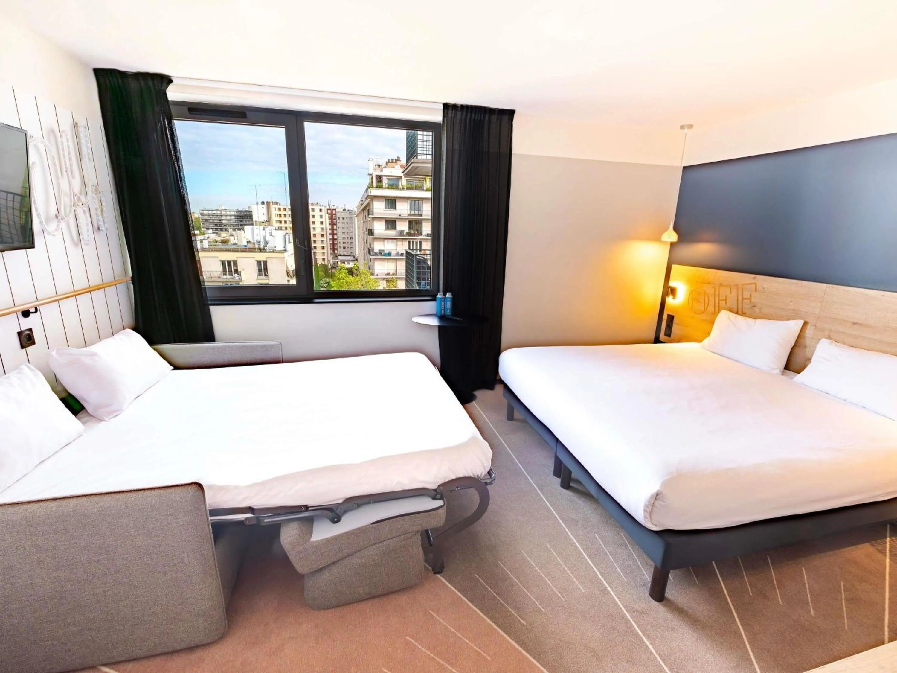 Bedroom, Bed in ibis Styles Paris 16 Boulogne