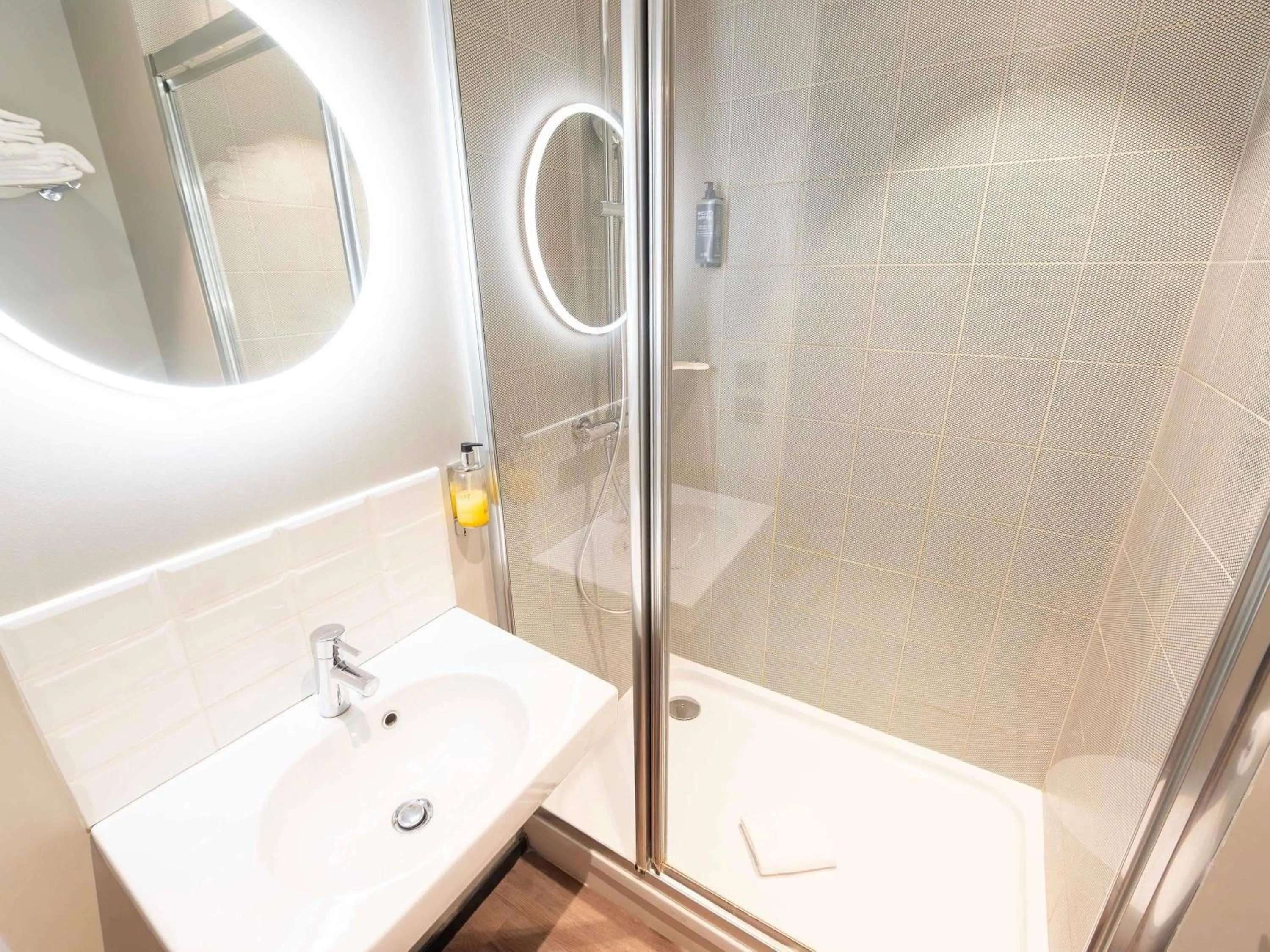 Bedroom in ibis Styles Paris 16 Boulogne