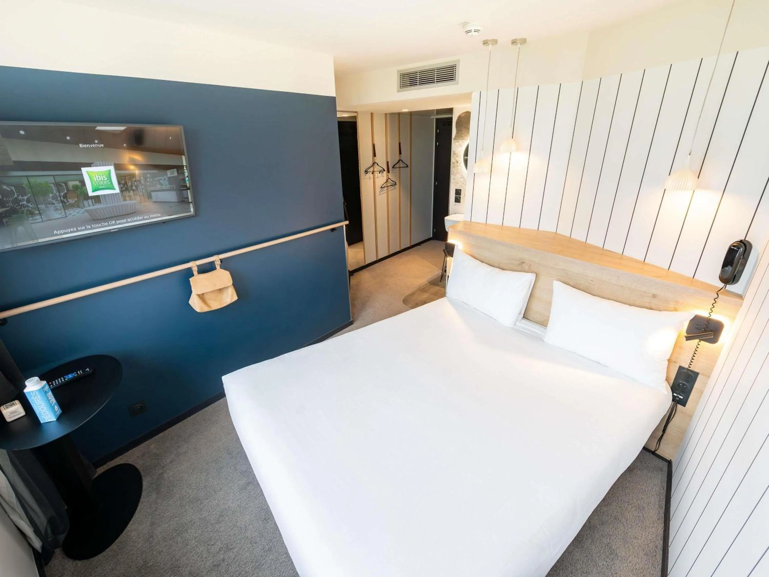 Bedroom, Bed in ibis Styles Paris 16 Boulogne