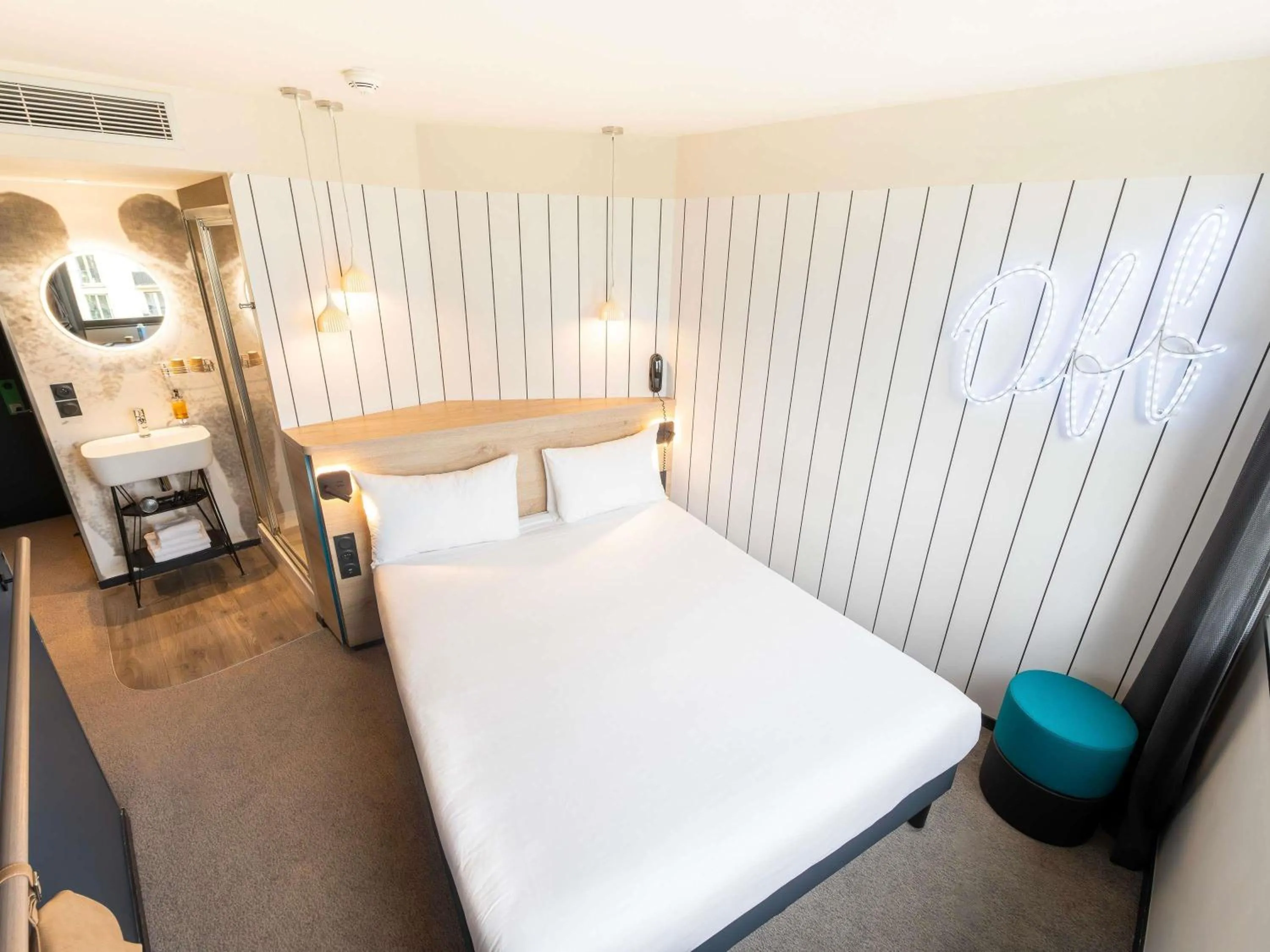 Bedroom, Bed in ibis Styles Paris 16 Boulogne