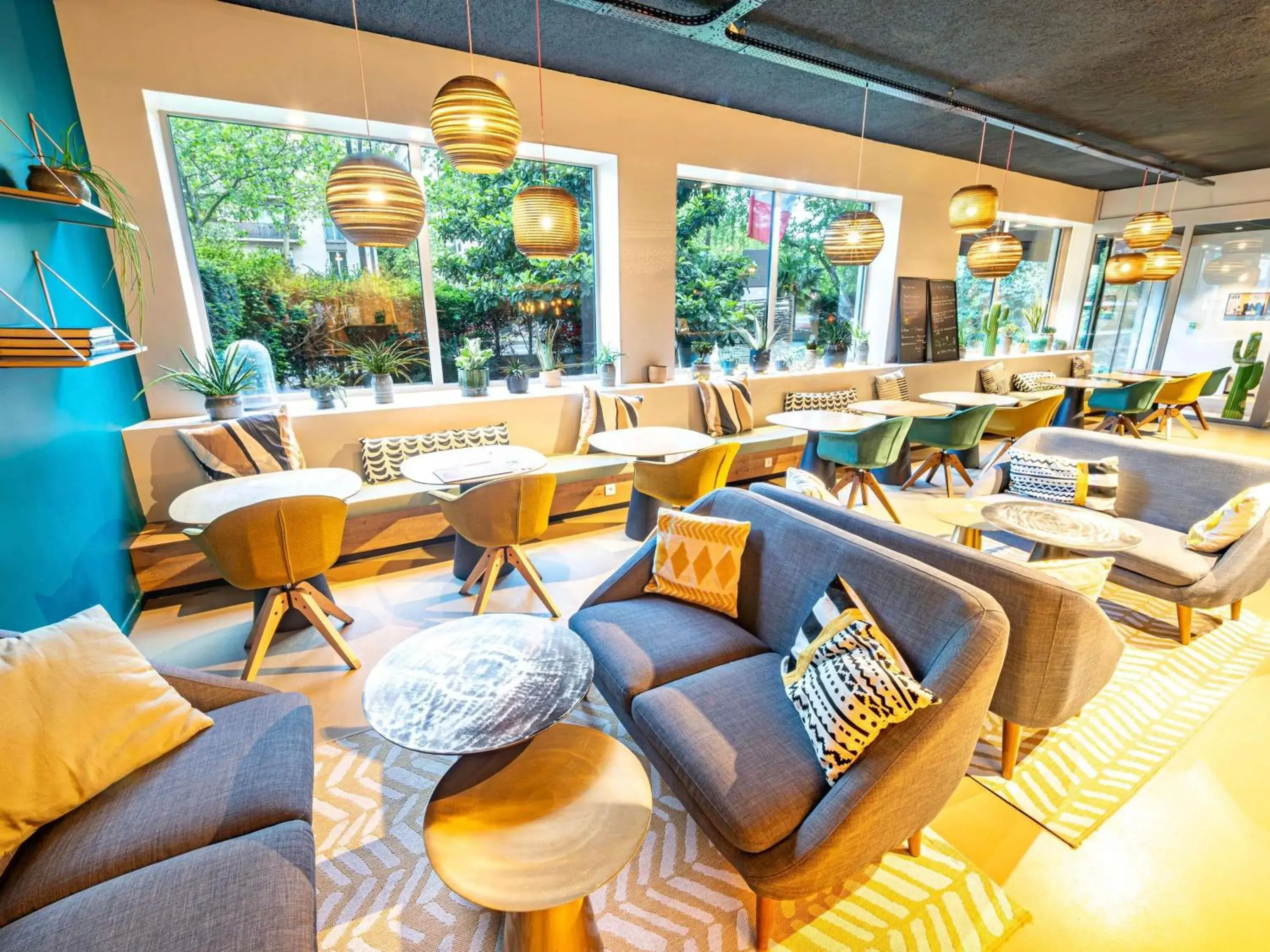 Lounge or bar in ibis Styles Paris 16 Boulogne Lounge or bar in ibis Styles Paris 16 Boulogne