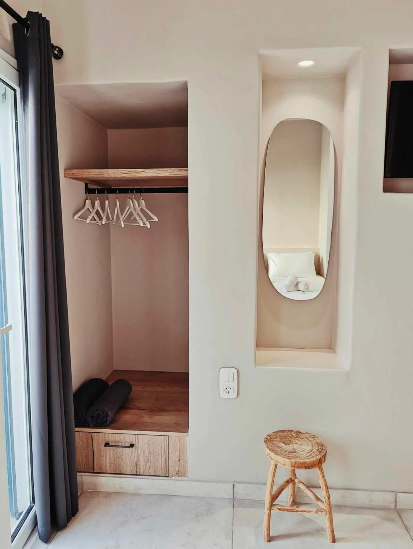 wardrobe in Avissalou Apartments