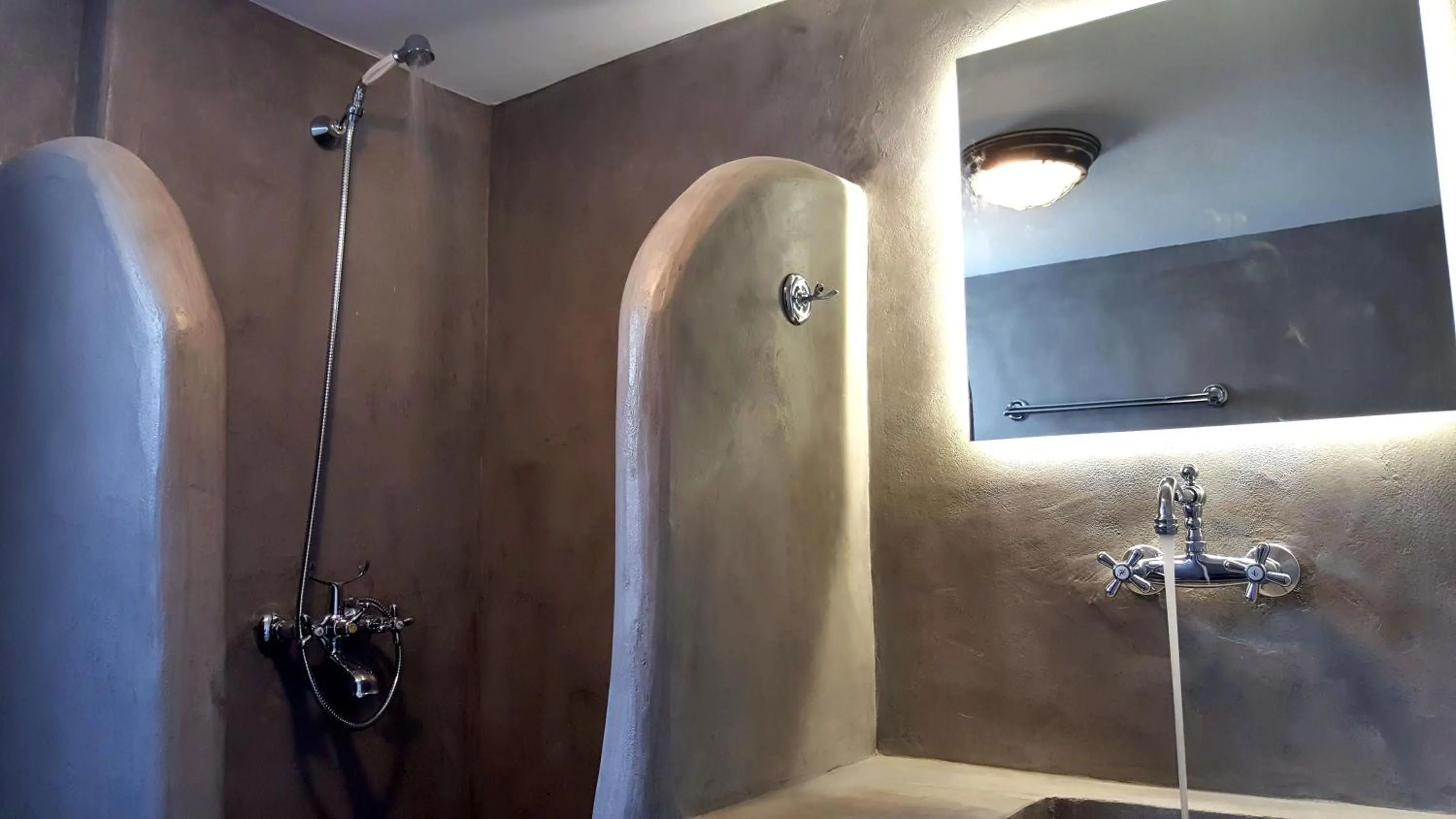 Shower in Avissalou Apartments