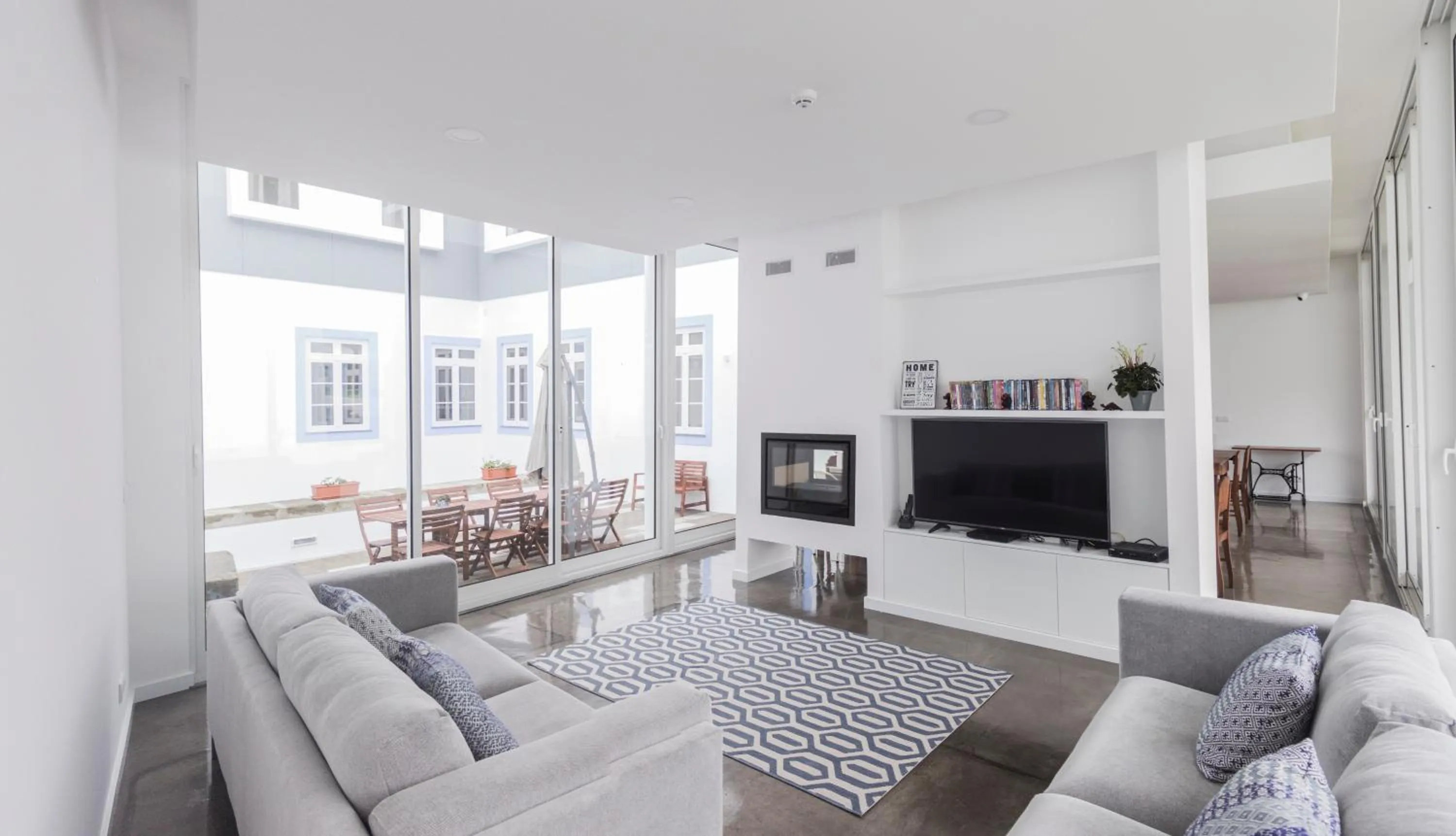 Communal lounge/ TV room in My Angra Charming House