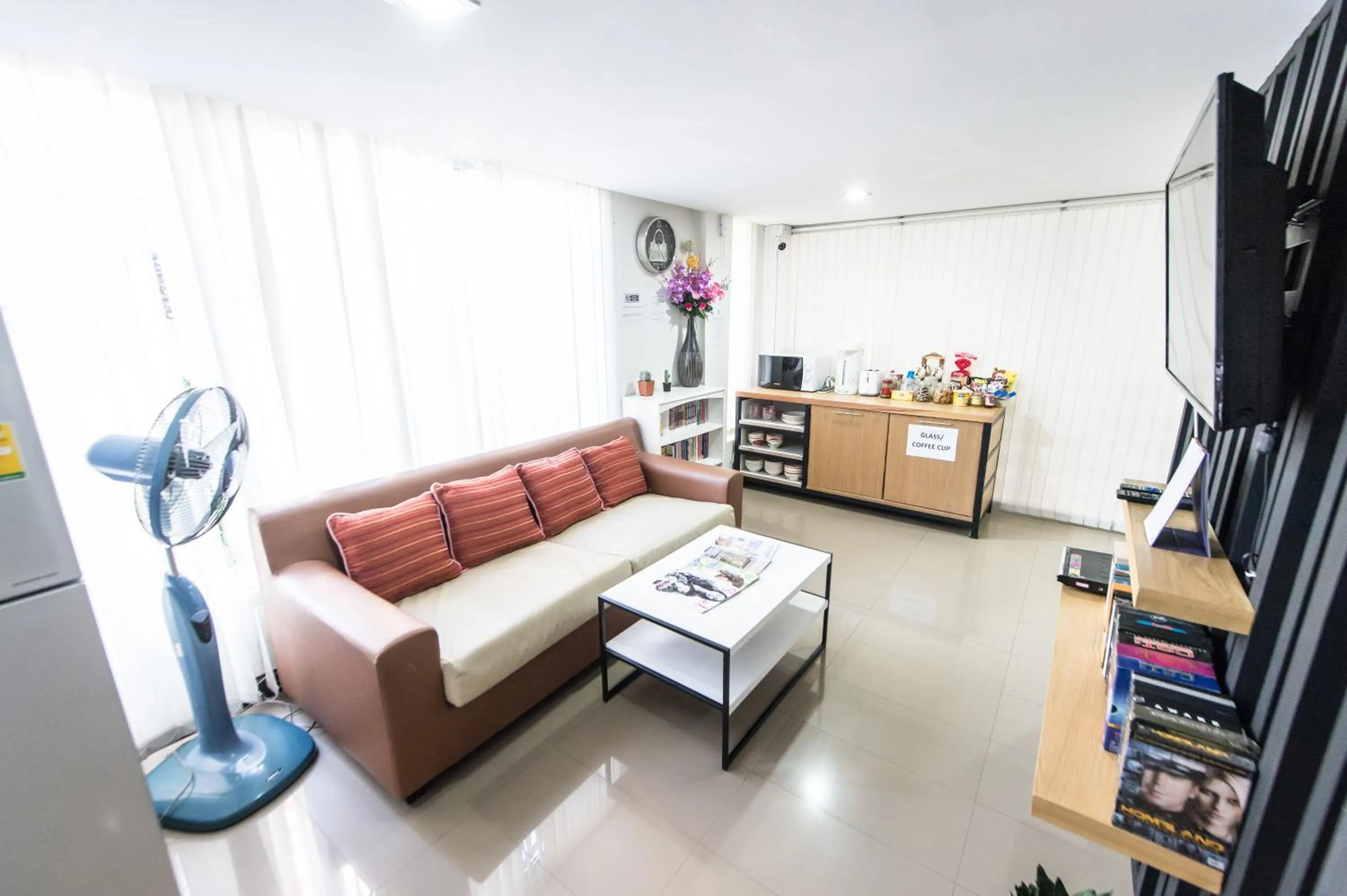 Communal lounge/ TV room in Full stop. Hostel Chiang Mai