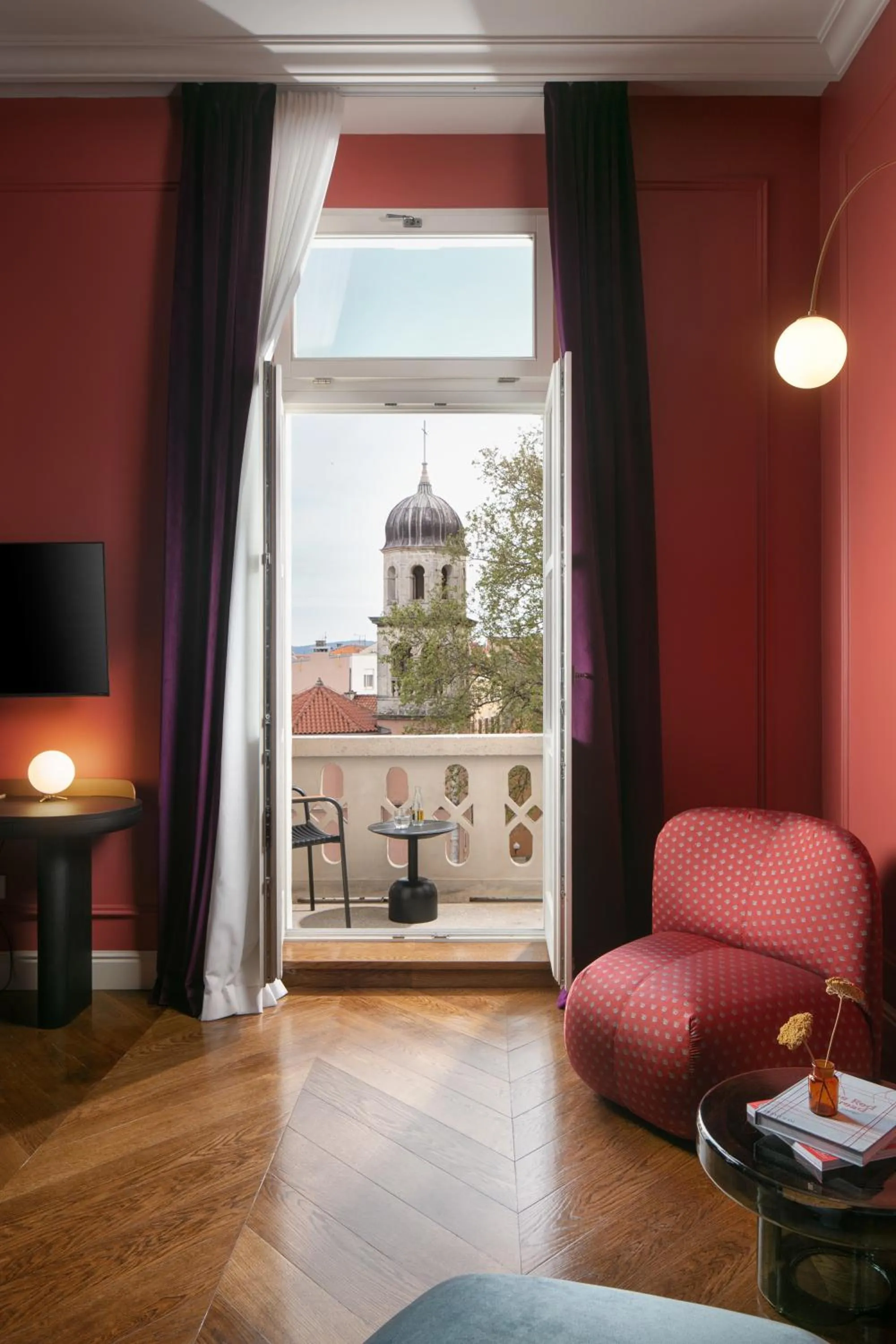 TV and multimedia in Almayer Art & Heritage Adults Only Hotel and Dépendance rooms