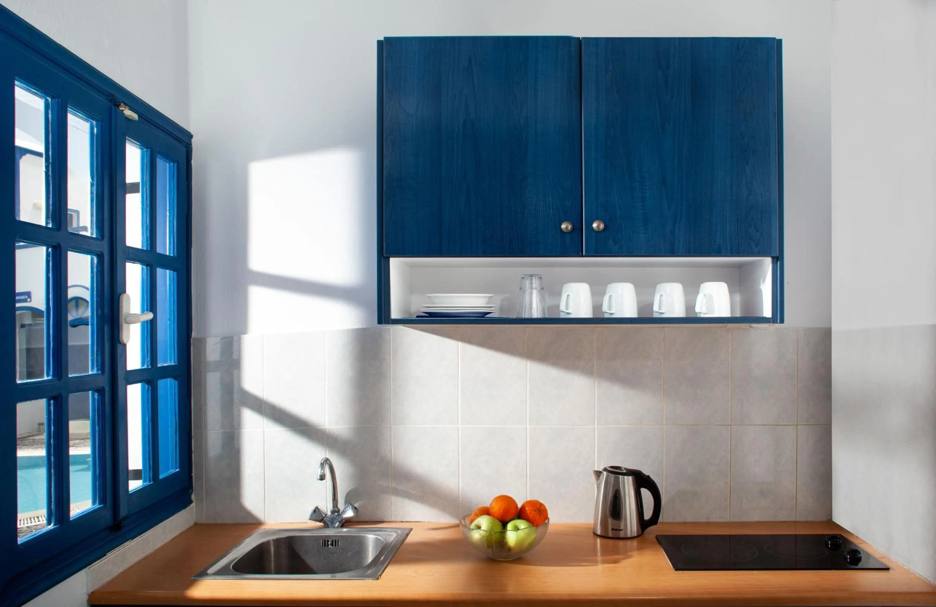 Coffee/tea facilities in Roula Villa Studios & Apartments