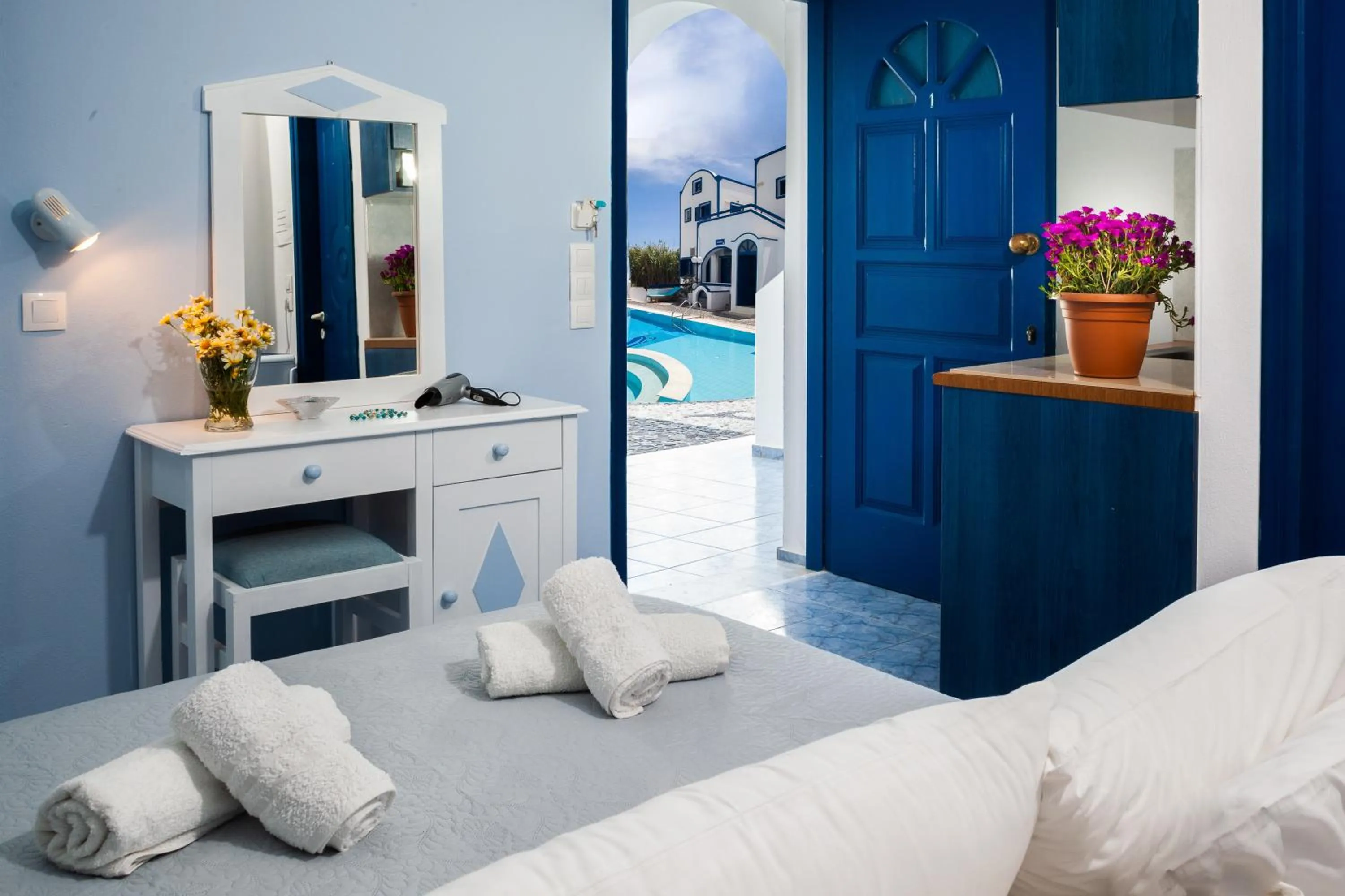 Decorative detail, Bed in Roula Villa Studios & Apartments