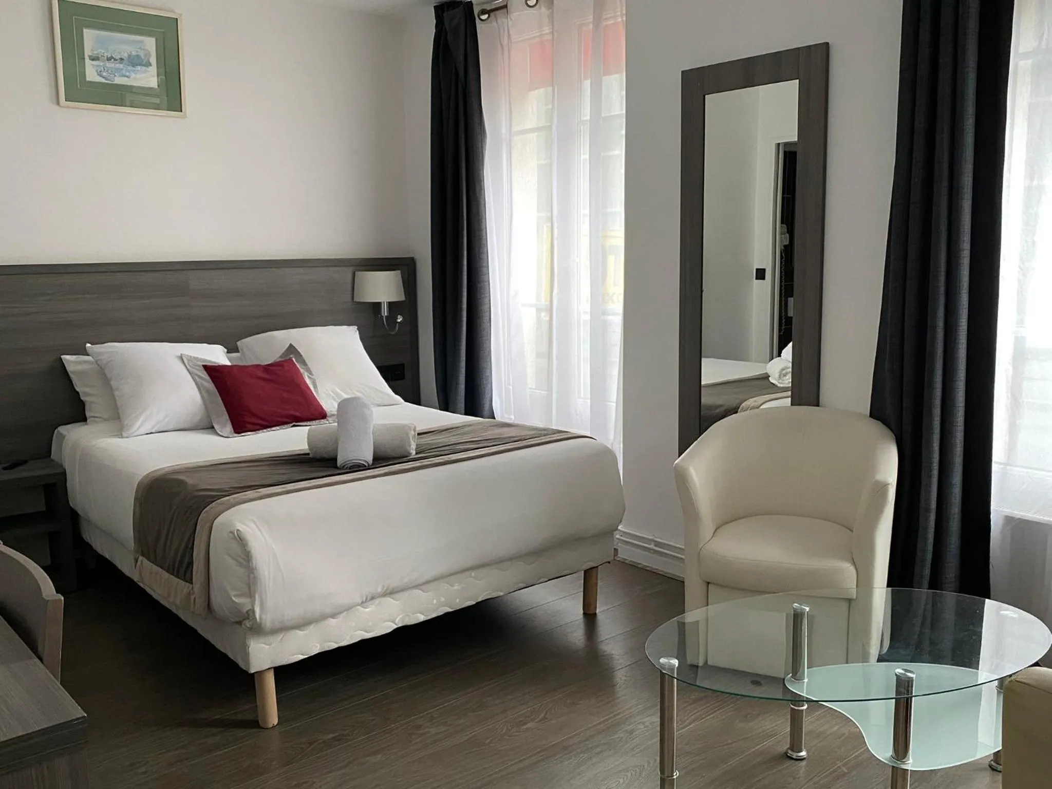 Photo of the whole room, Bed in Luxor Bastille Hotel