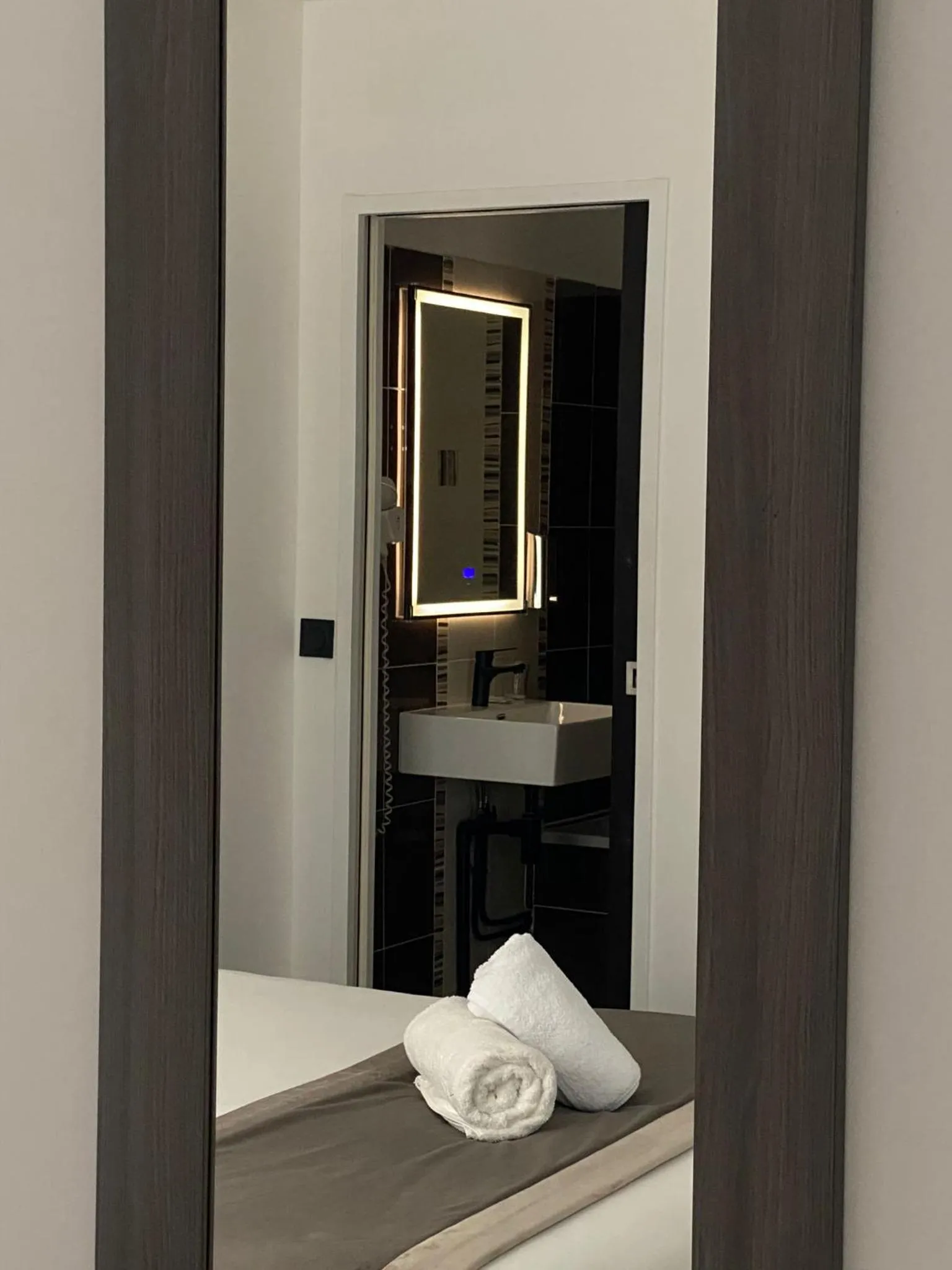 Photo of the whole room, Bed in Luxor Bastille Hotel