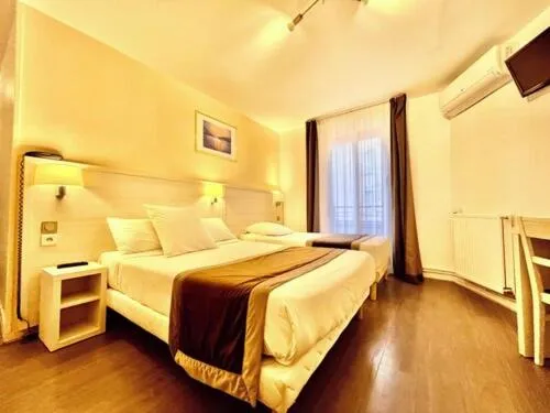 Photo of the whole room, Bed in Luxor Bastille Hotel