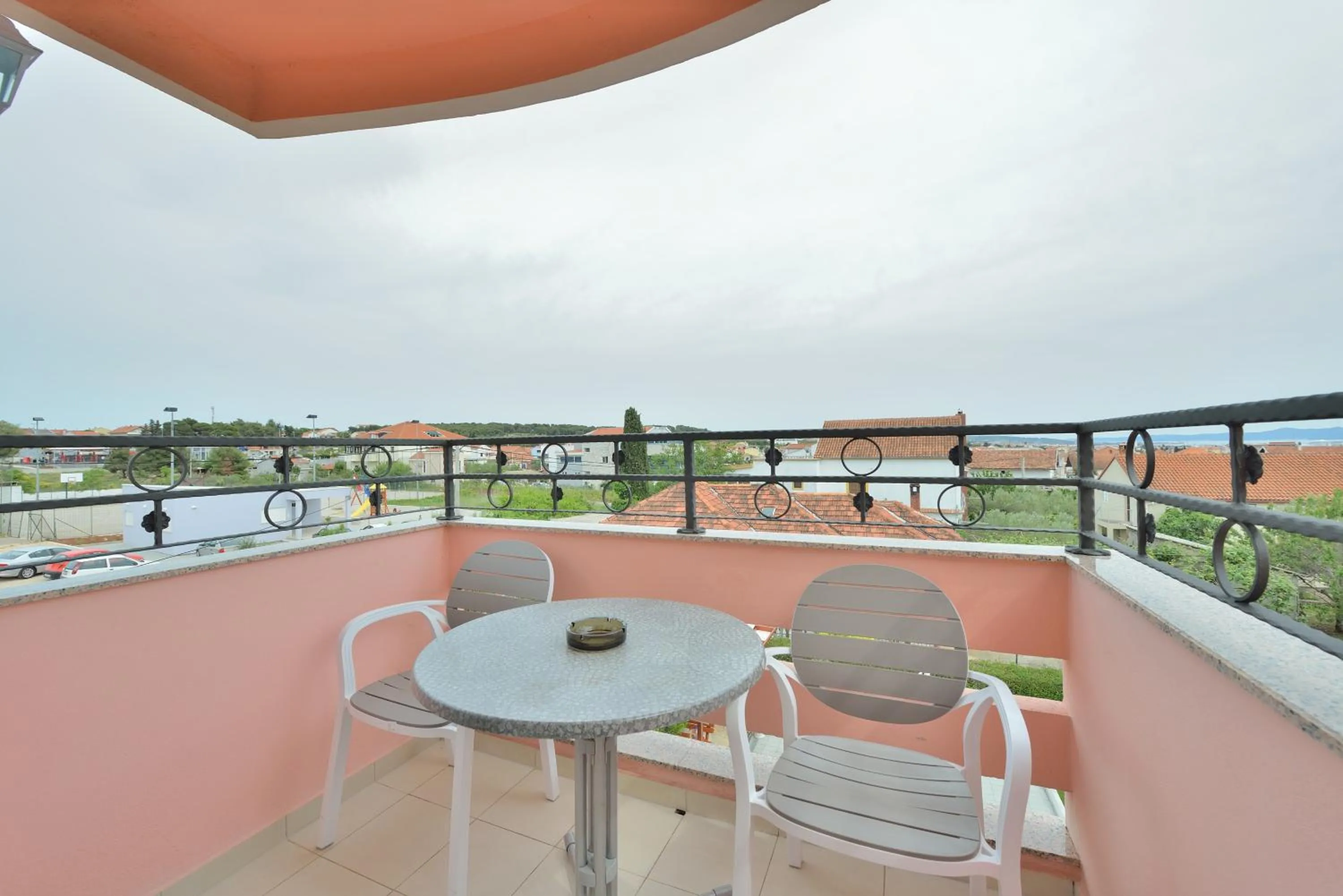Balcony/Terrace in Villa Dalmatina Zadar mit Pool