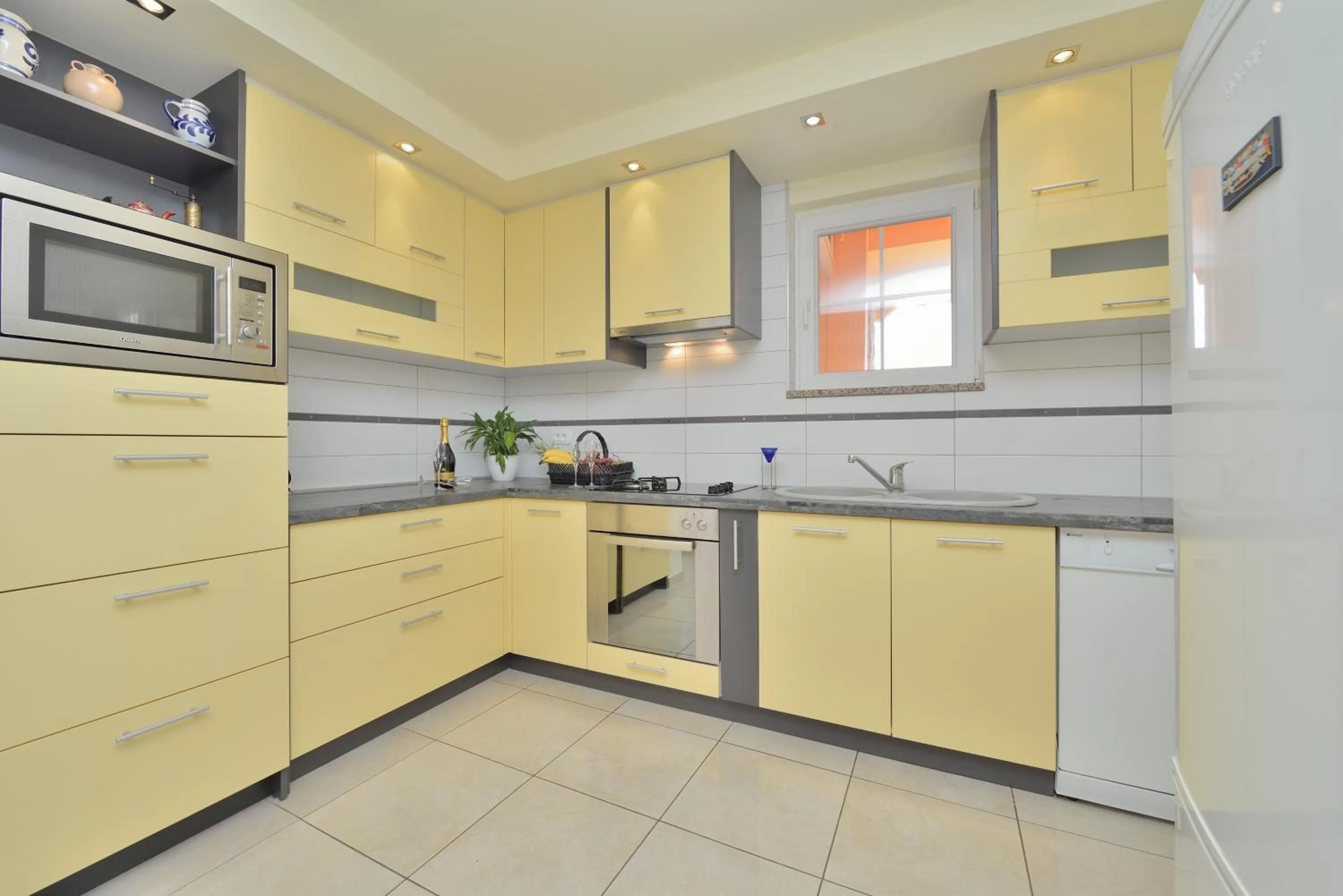 Kitchen or kitchenette in Villa Dalmatina Zadar mit Pool