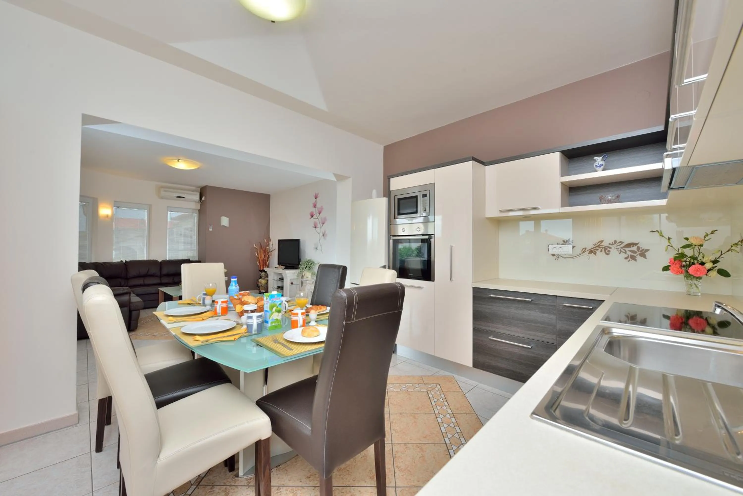 Kitchen or kitchenette in Villa Dalmatina Zadar mit Pool