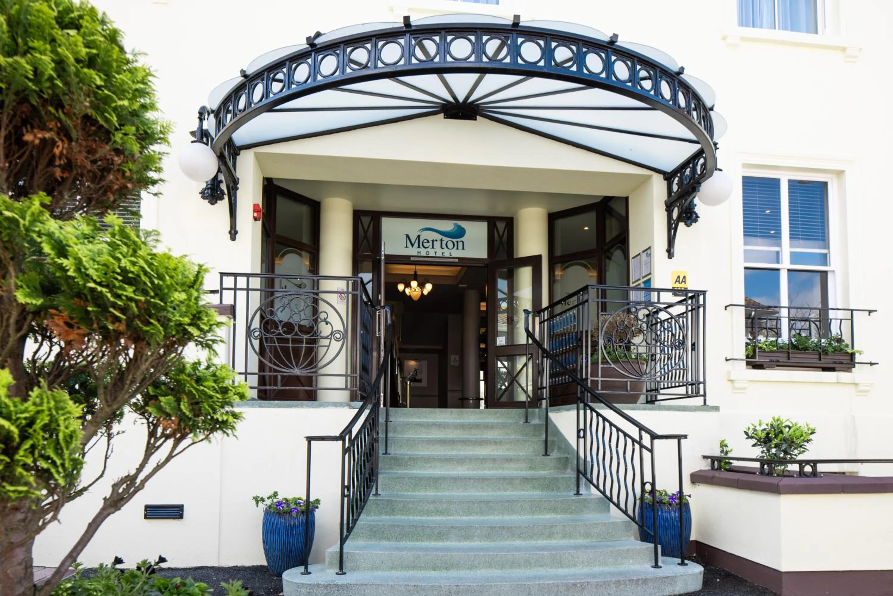 Facade/entrance in Merton Hotel