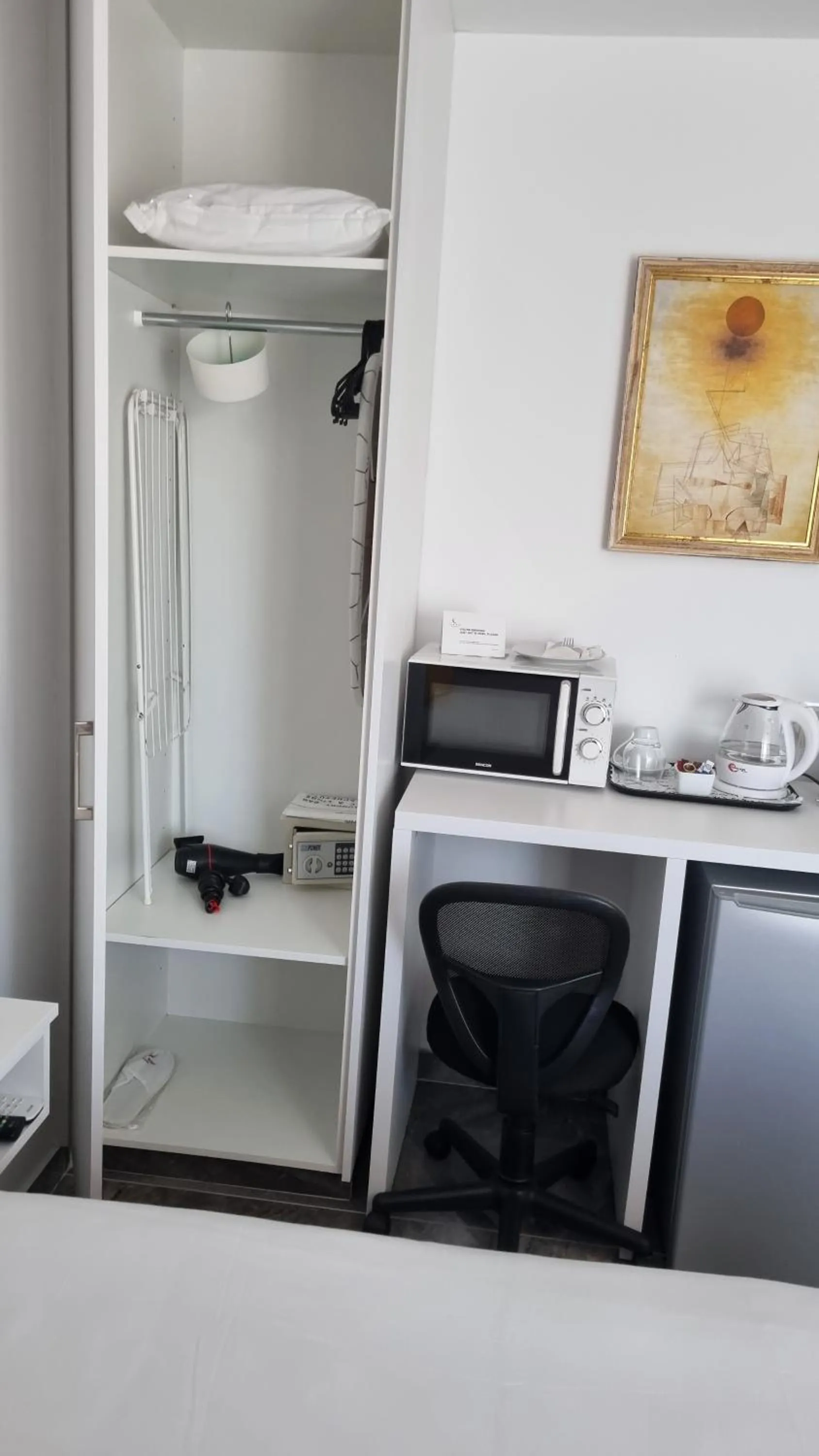 wardrobe in Art & Wine Boutique Hotel