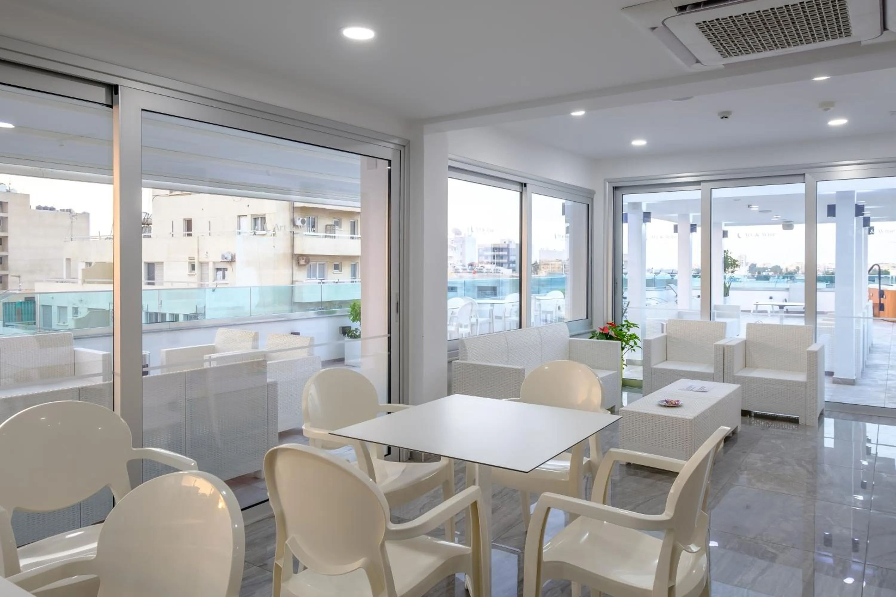 Communal lounge/ TV room in Art & Wine Boutique Hotel