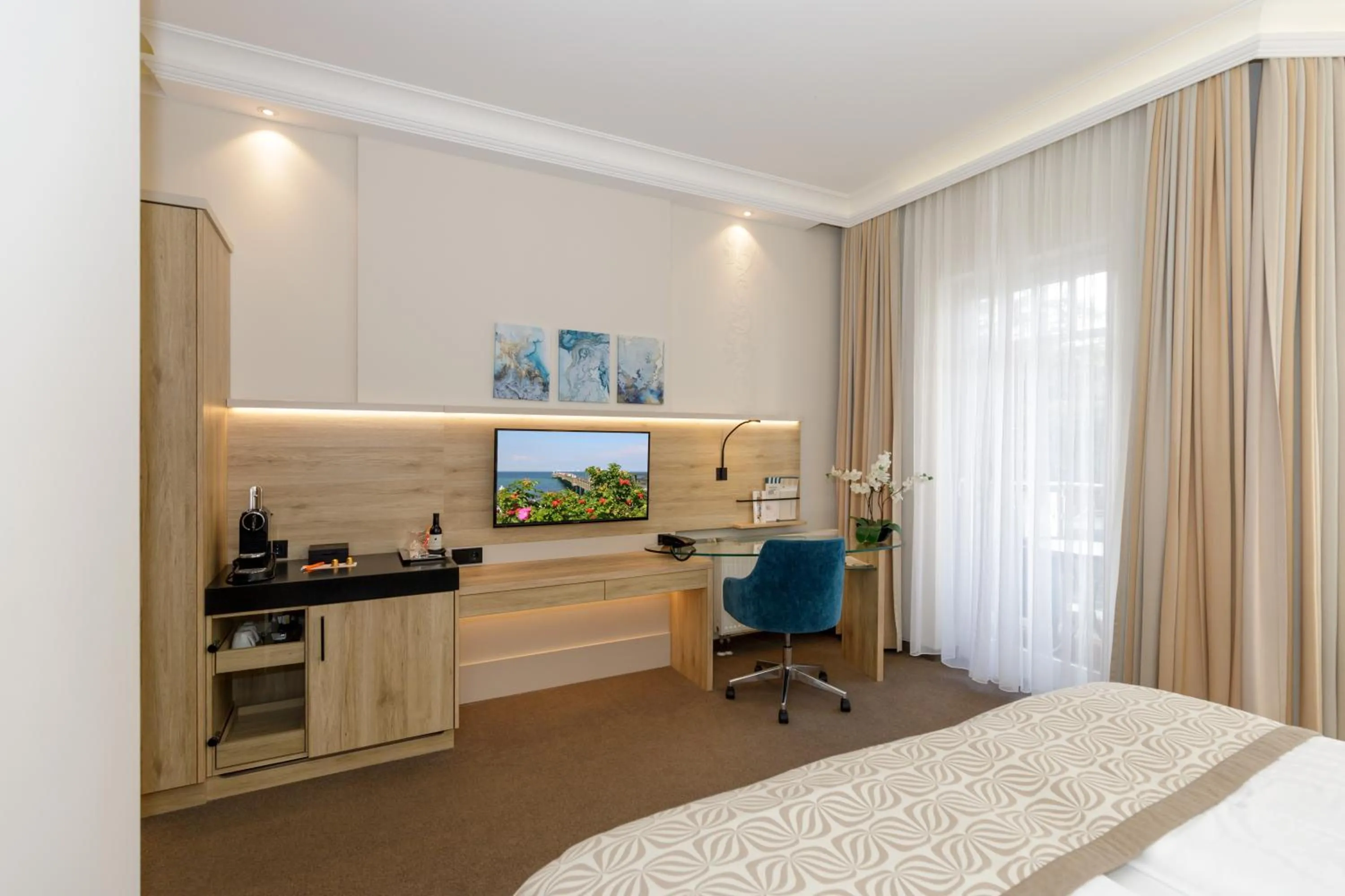 Photo of the whole room, Bed in HOTEL am STRAND