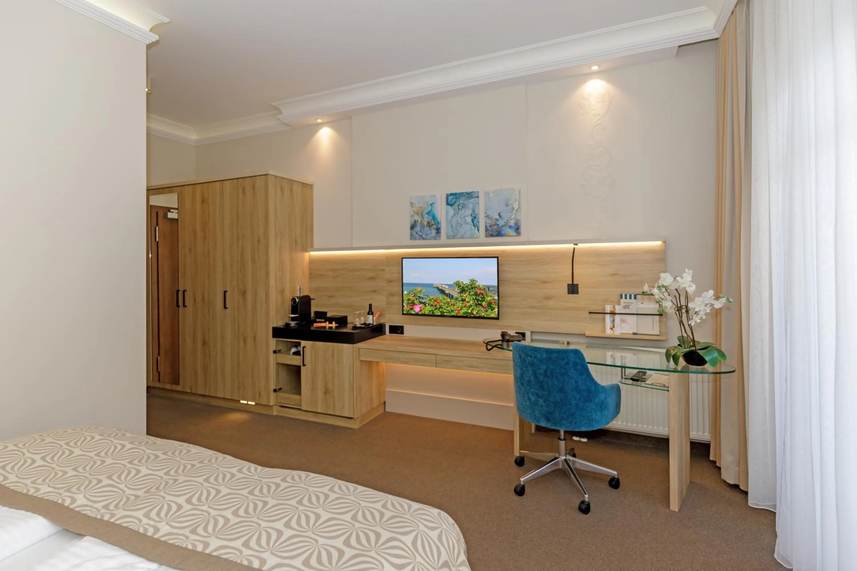 Photo of the whole room, Bed in HOTEL am STRAND