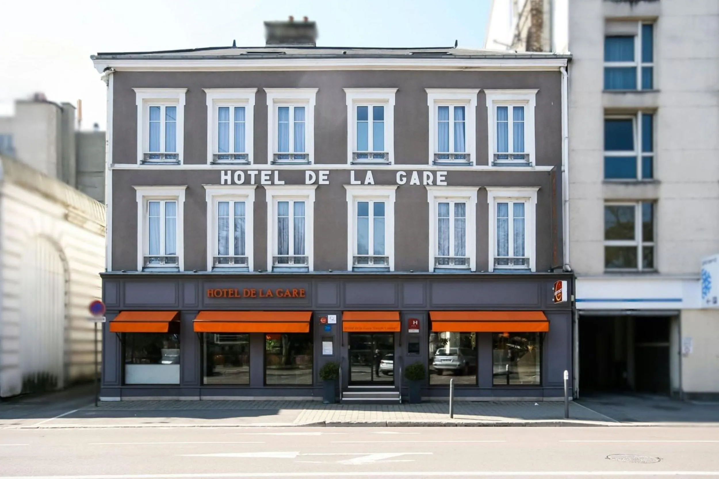 Property building in Hotel de la Gare Troyes Centre