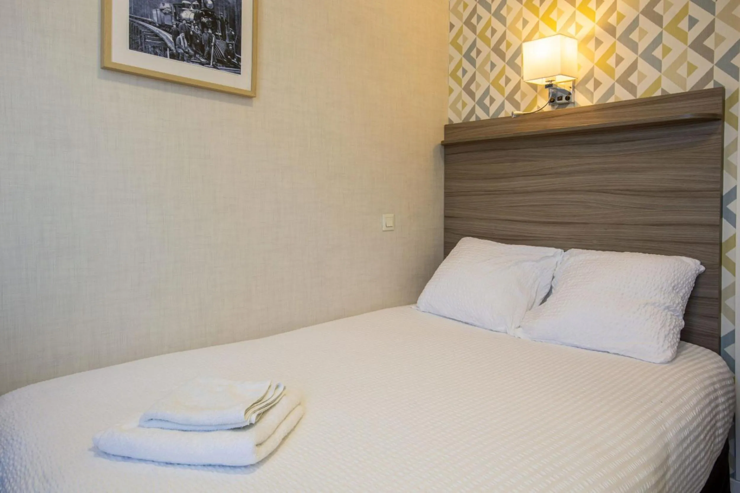 Bed in Hotel de la Gare Troyes Centre