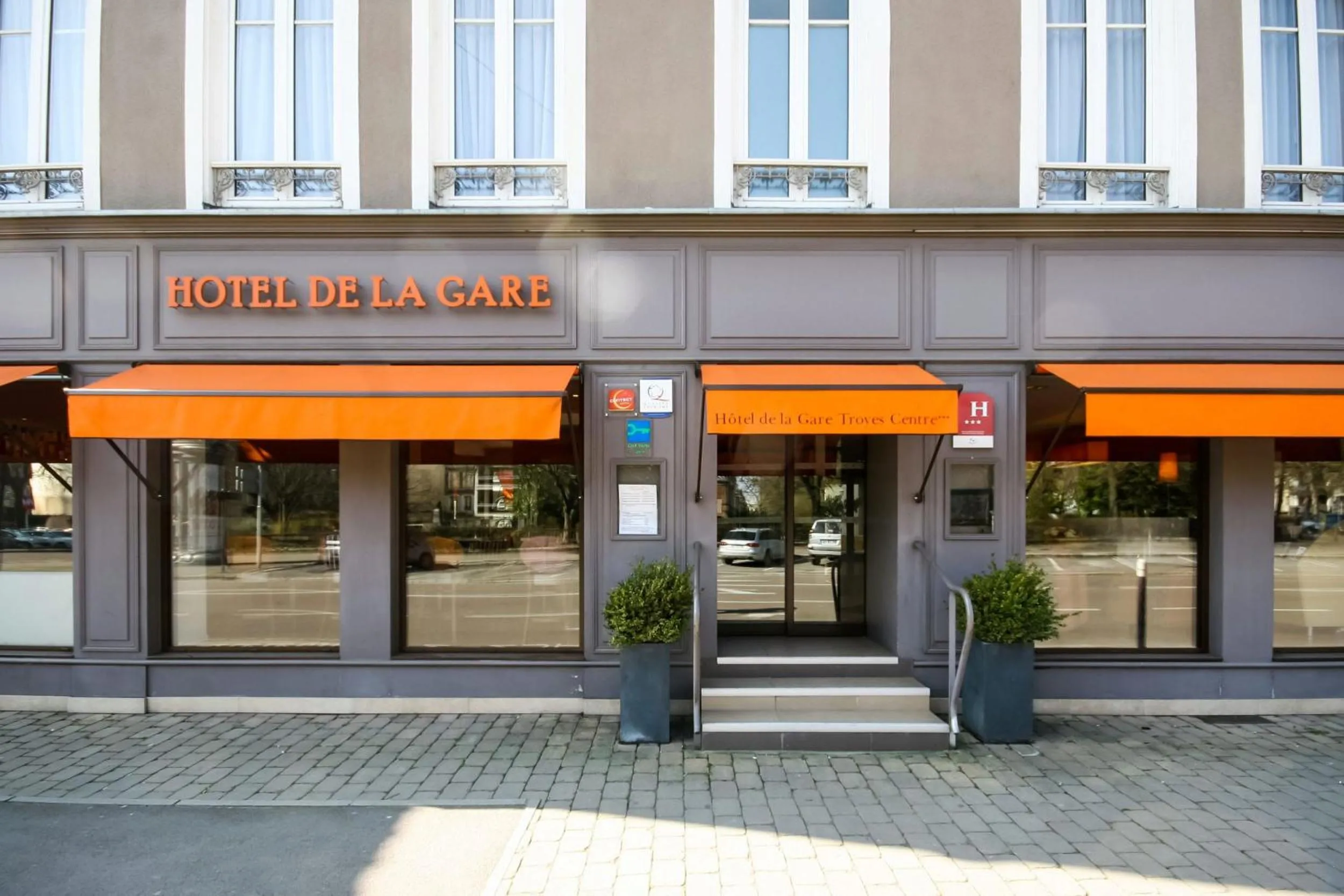 Property building in Hotel de la Gare Troyes Centre