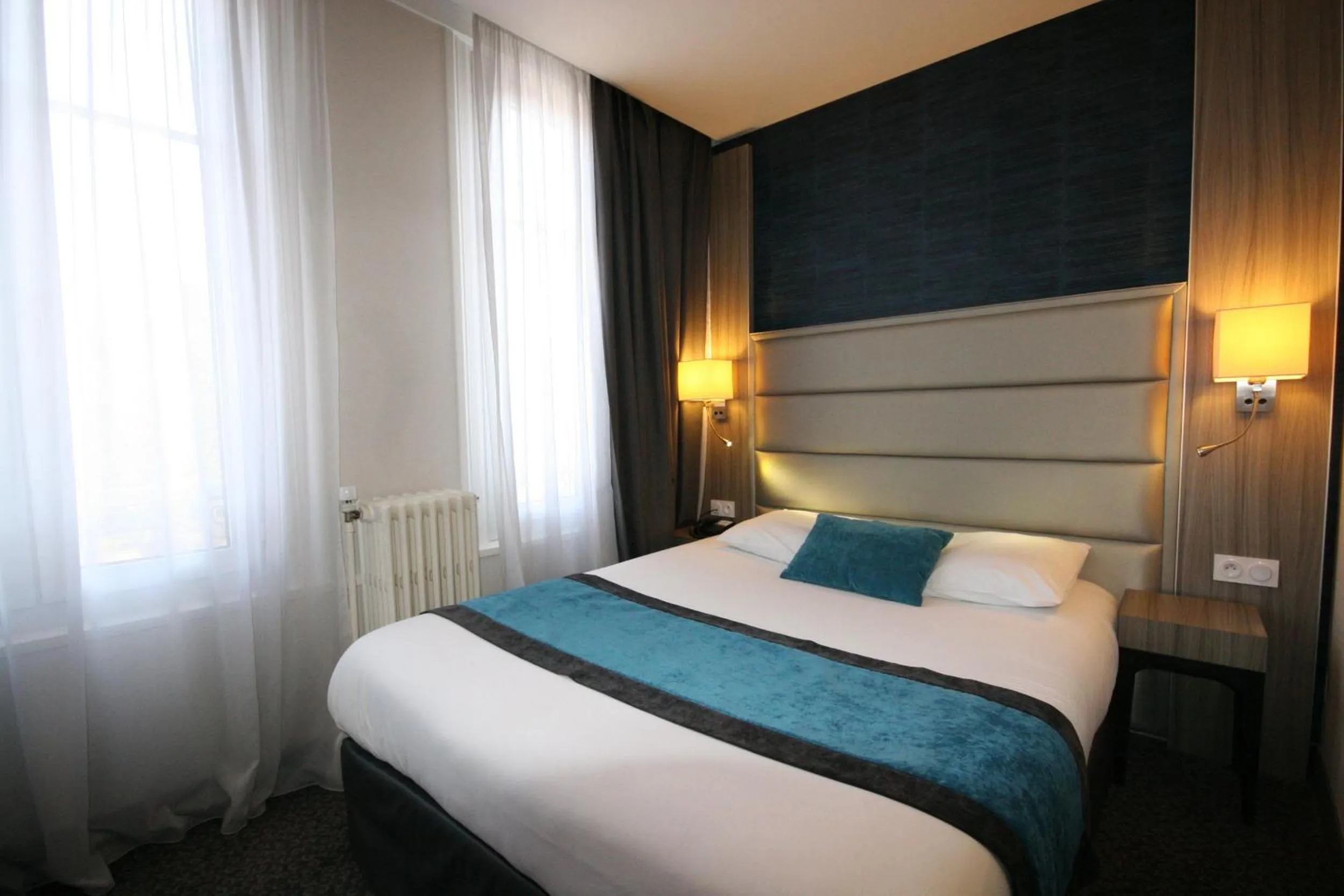 Bed in Hotel de la Gare Troyes Centre