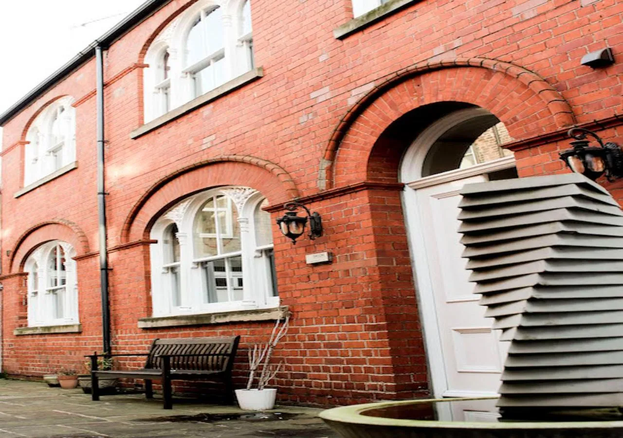Property building in Princes Dock Chambers 10