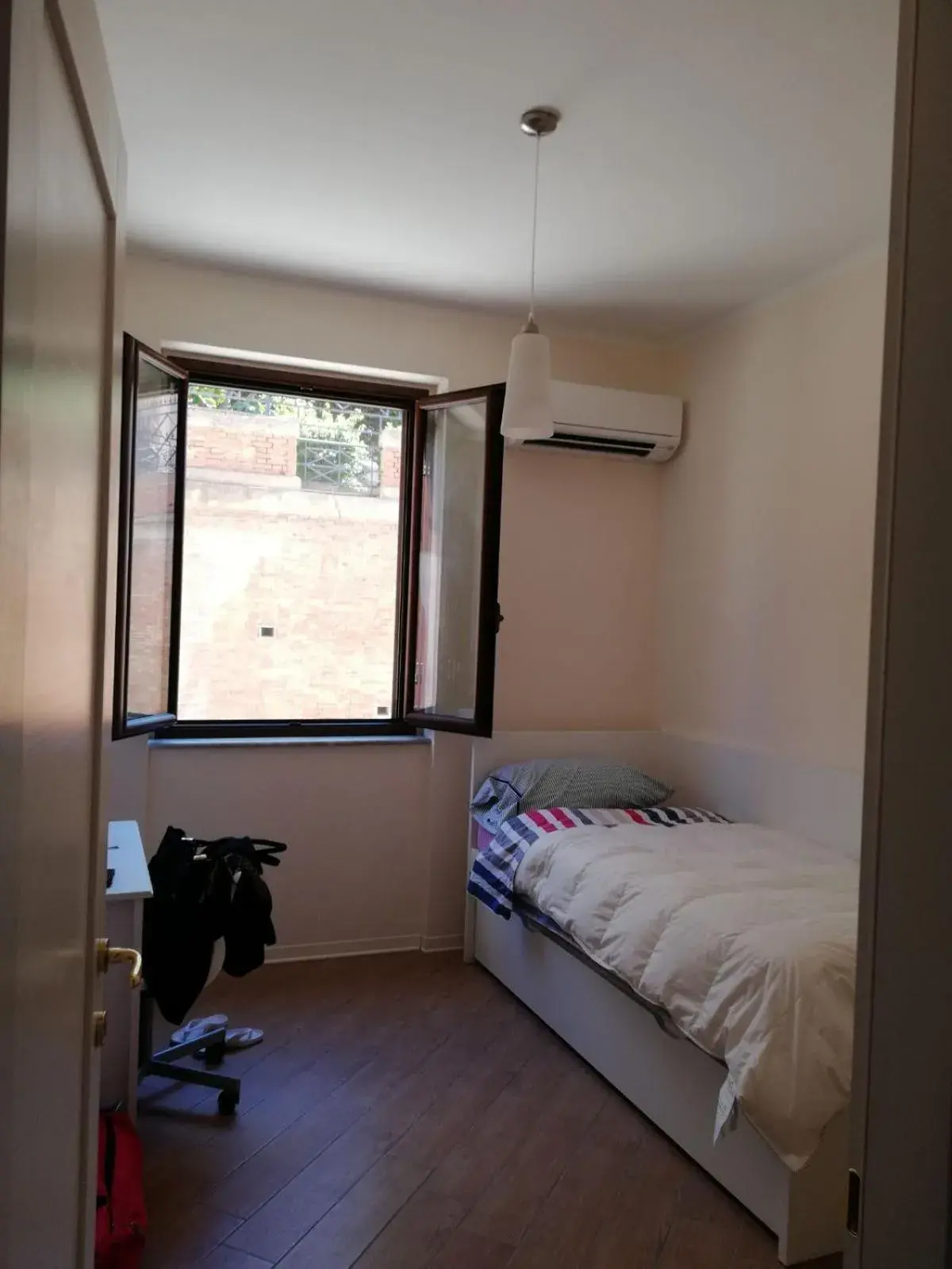 Single Room with Private External Bathroom - single occupancy in Backpackers Single Room with Private External Bathroom - single occupancy in Backpackers