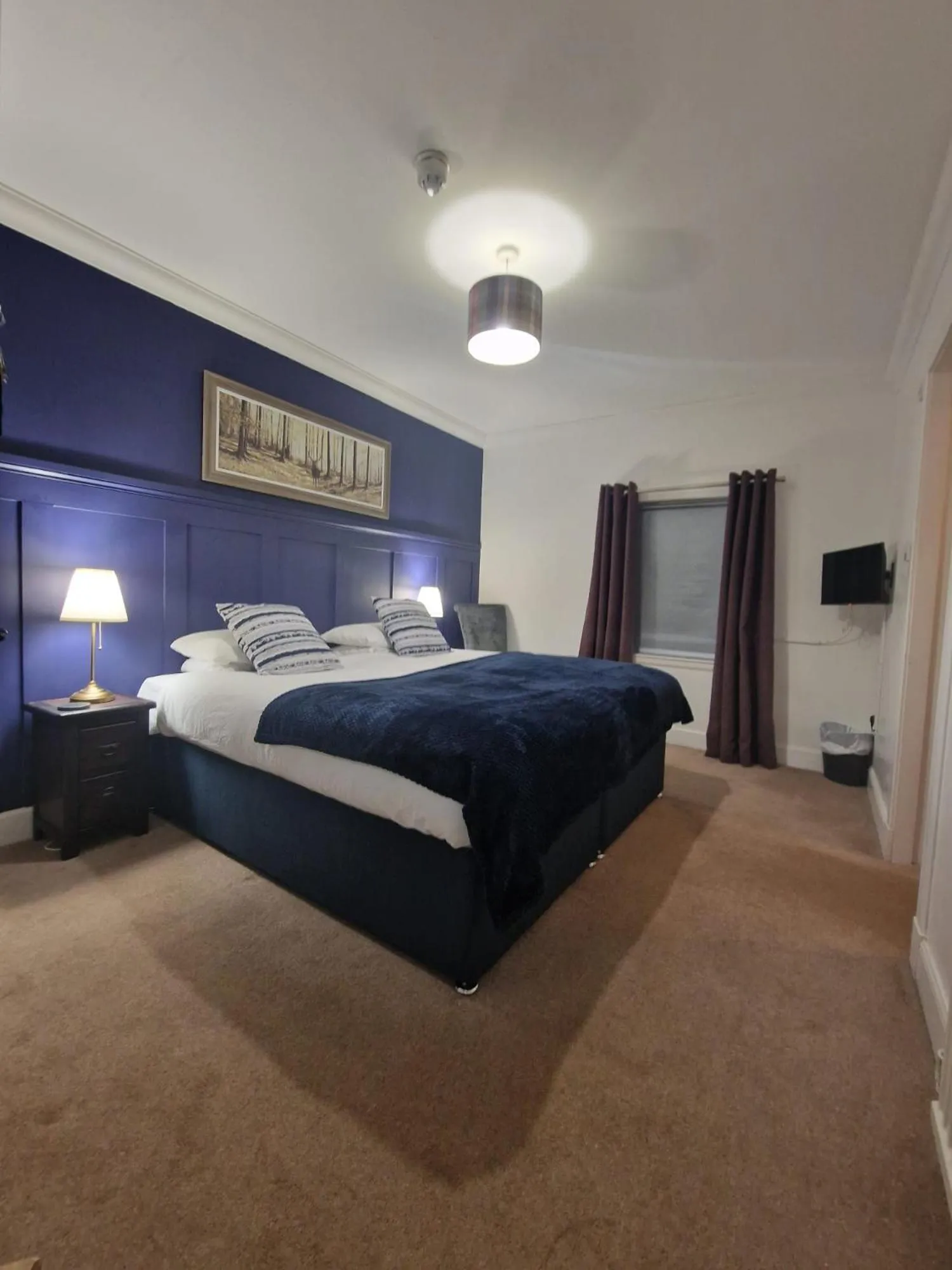 Bedroom, Bed in The White Stag Inn