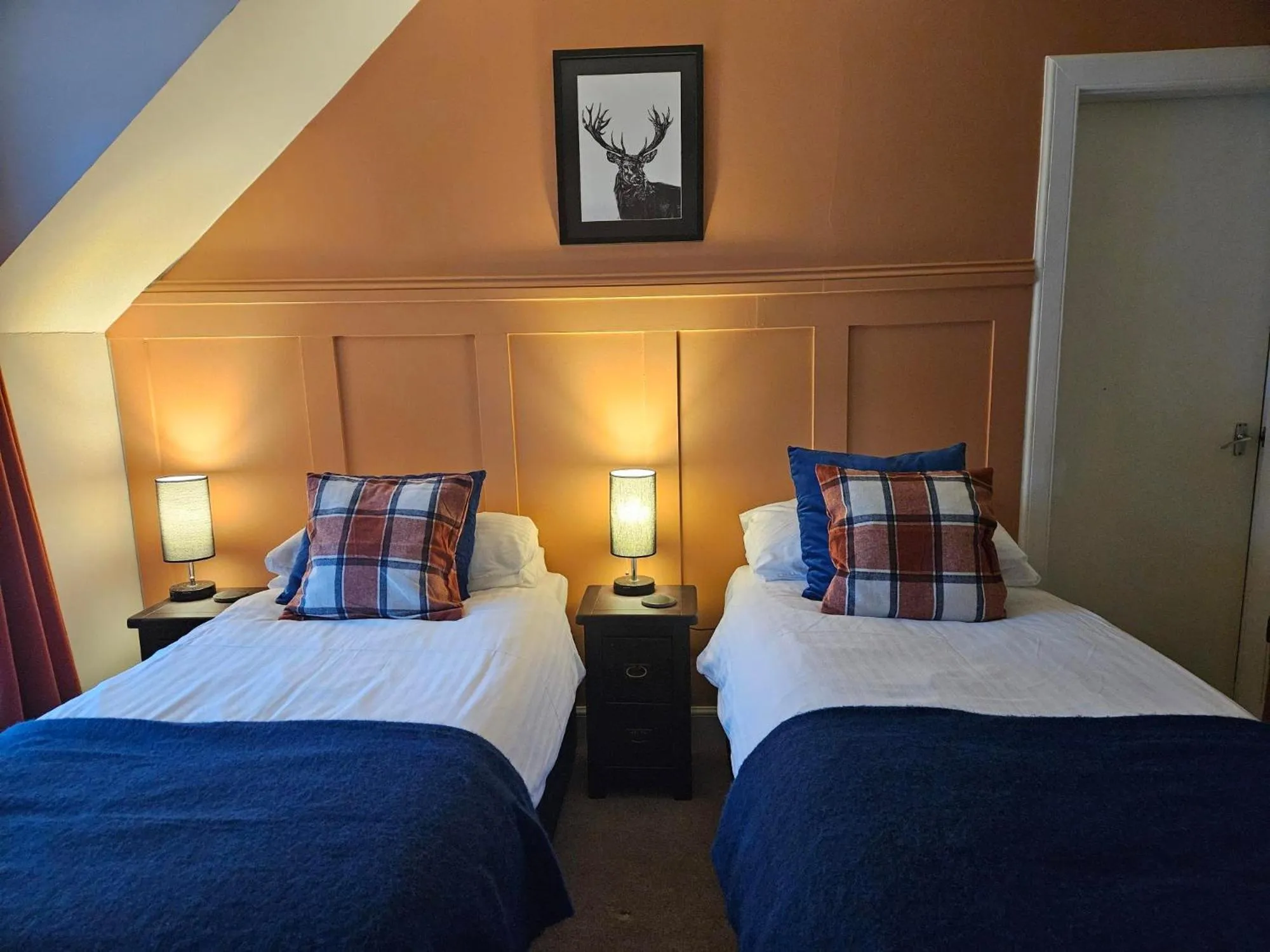 Bedroom, Bed in The White Stag Inn