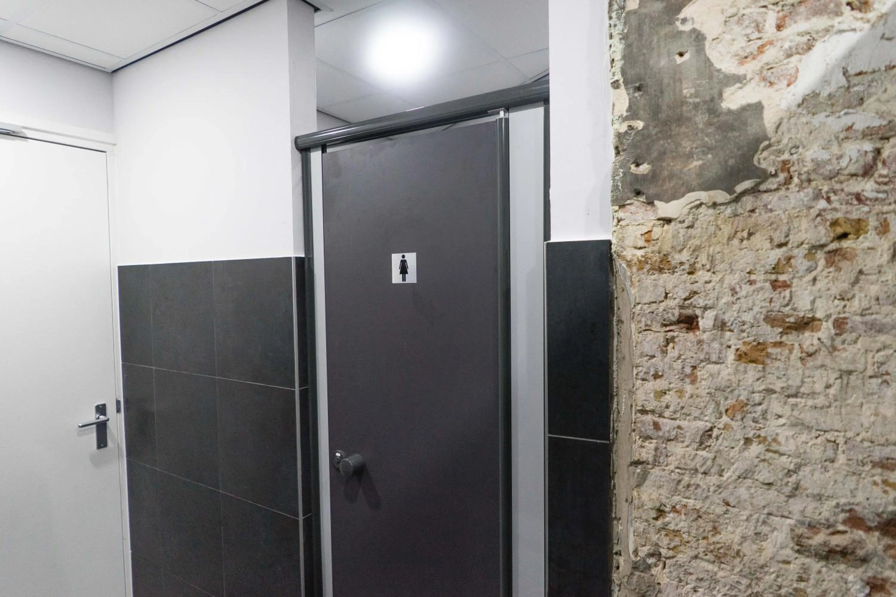 Toilet in Hostel The Golden Stork