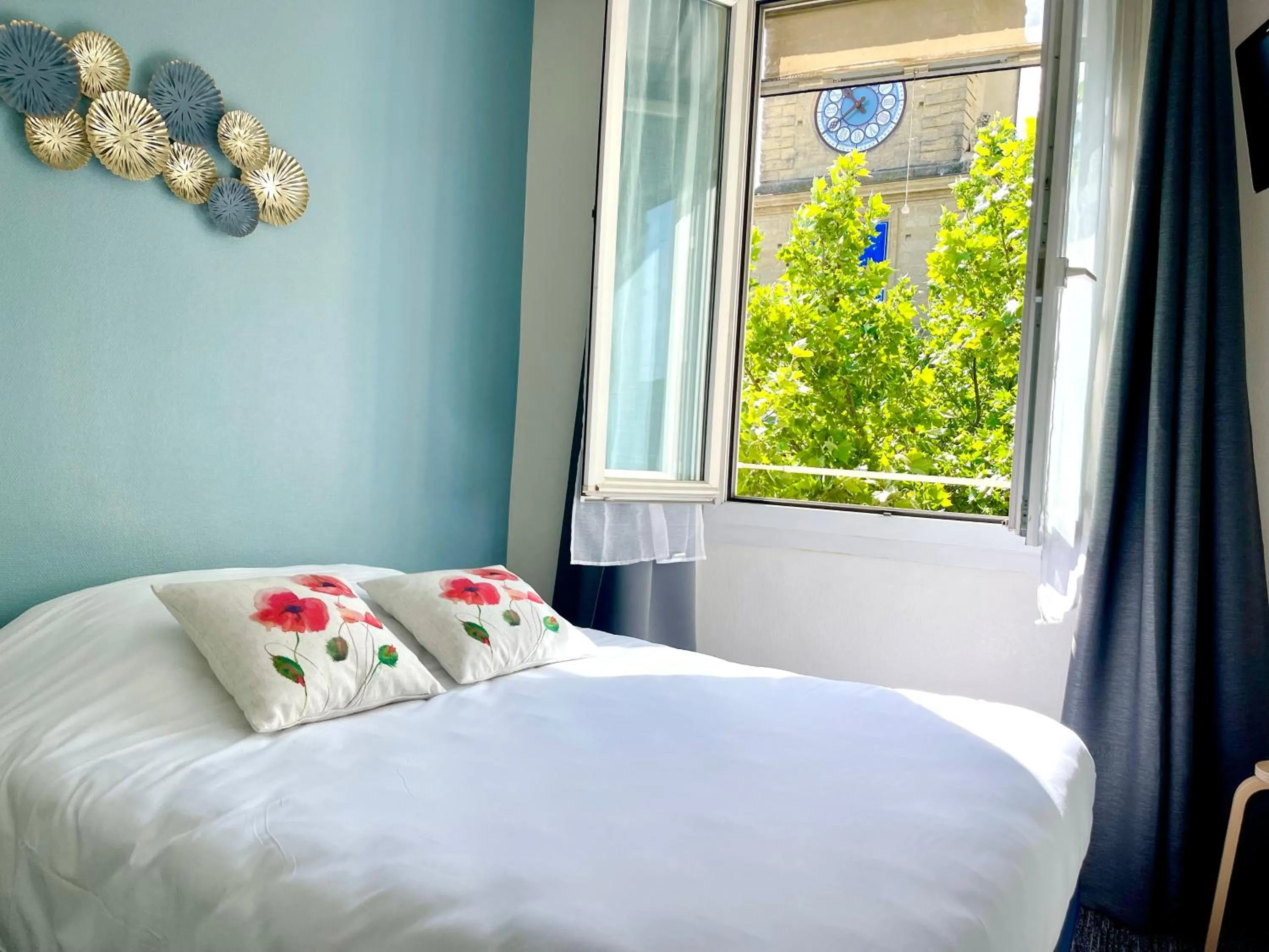 Bedroom, Bed in Grand Hôtel De La Poste