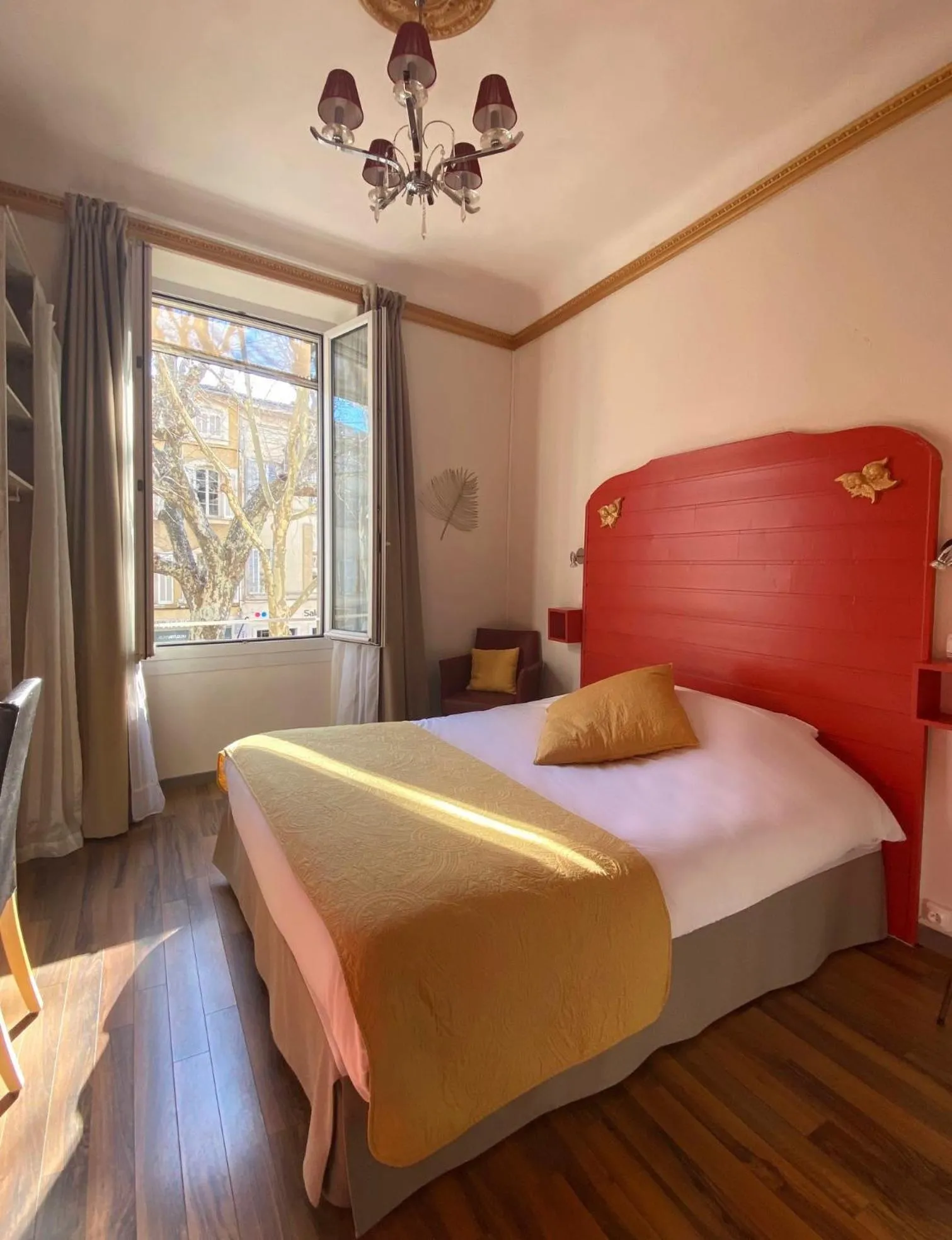 Bed in Grand Hôtel De La Poste