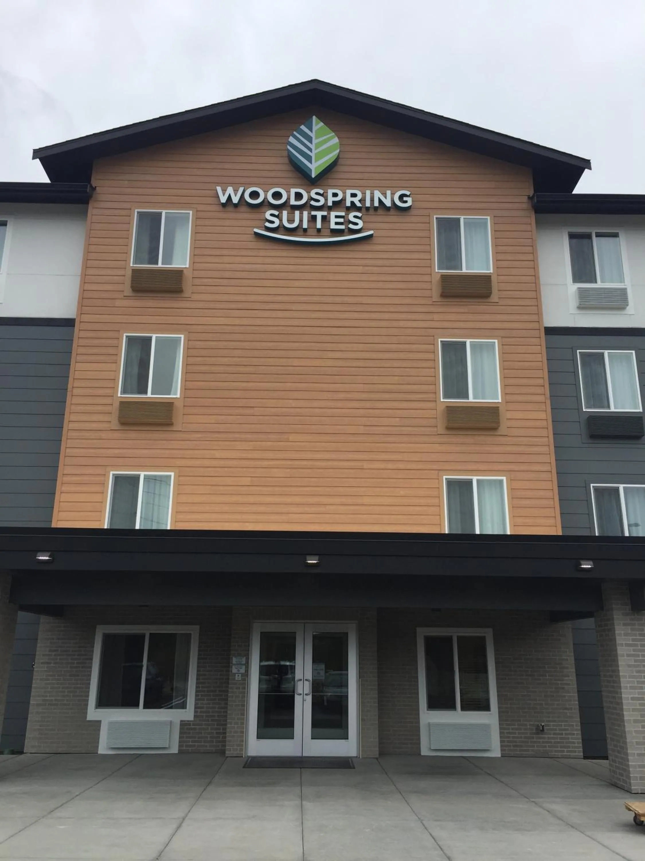 Facade/entrance in WoodSpring Suites Seattle Everett