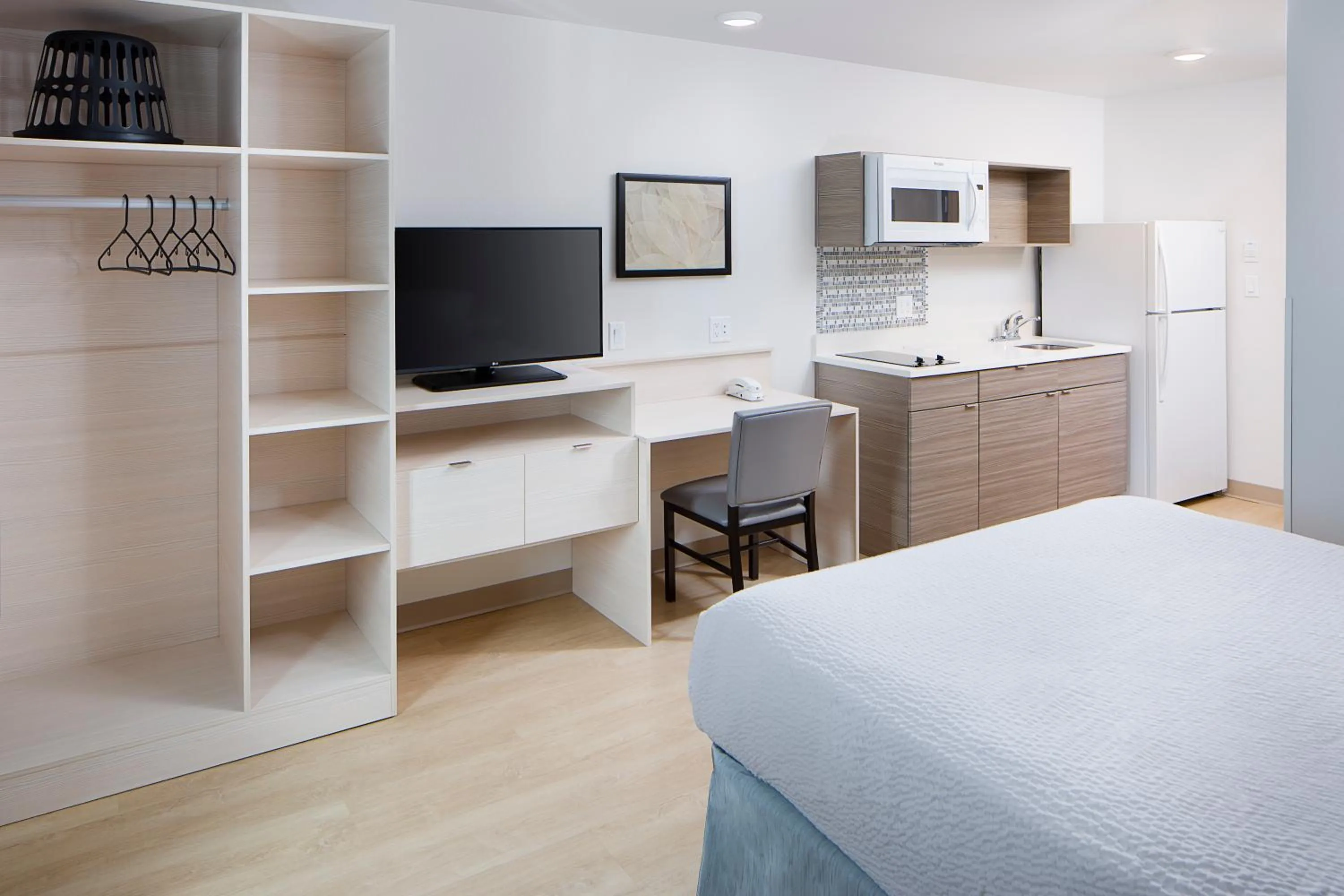 Bedroom, Bed in WoodSpring Suites Seattle Everett