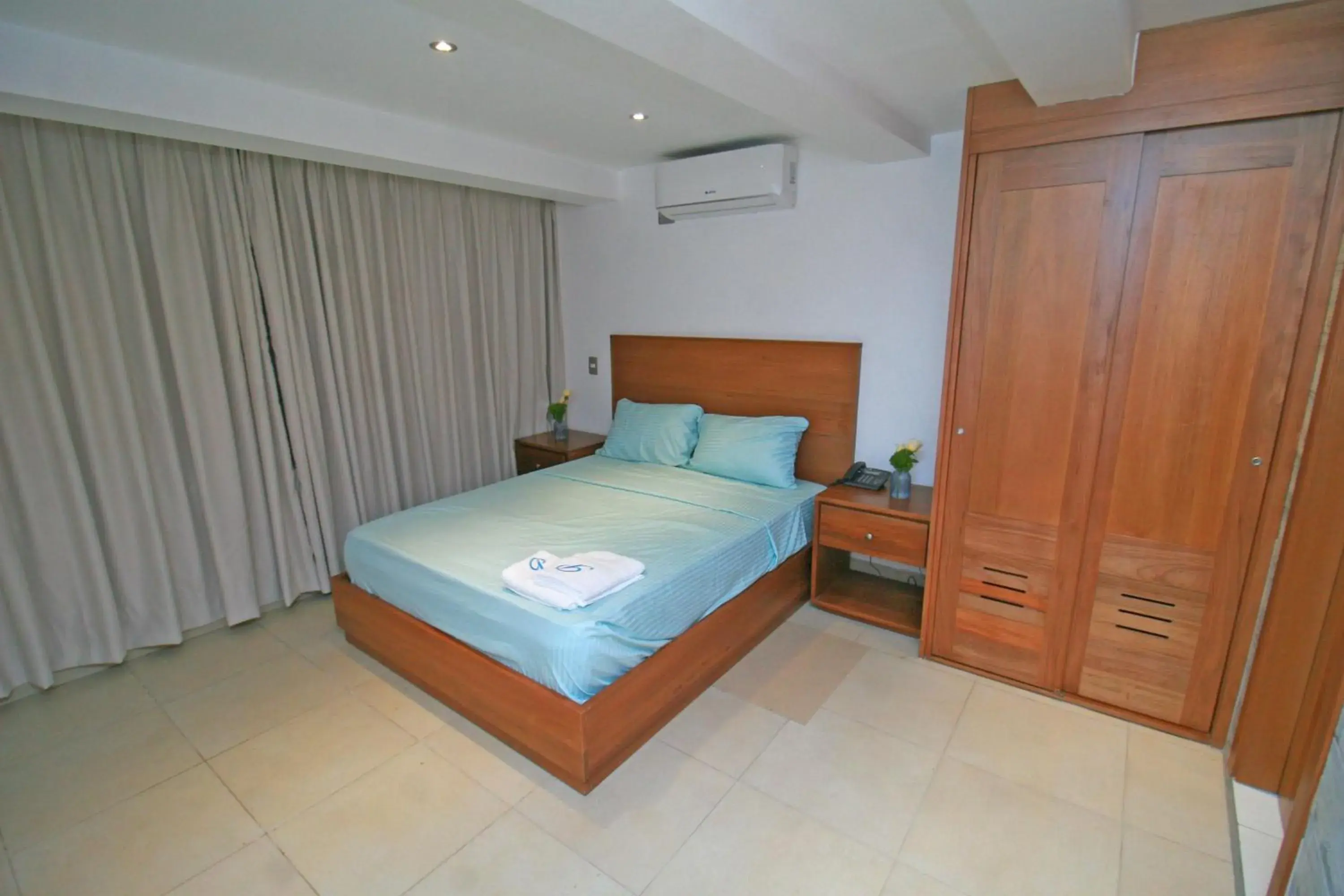 Bed in Palmetto Hotel Bed in Palmetto Hotel