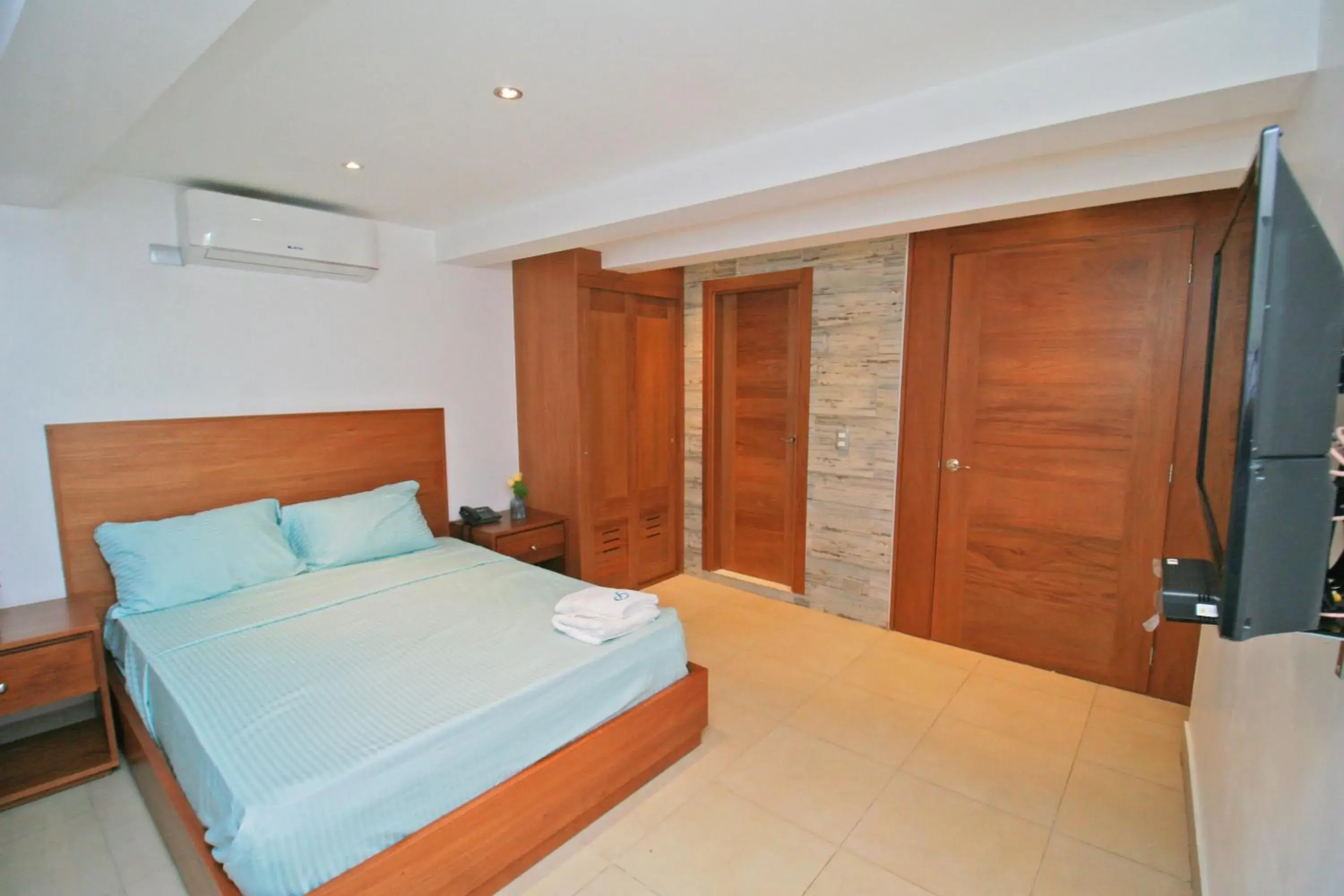 Bed in Palmetto Hotel Bed in Palmetto Hotel