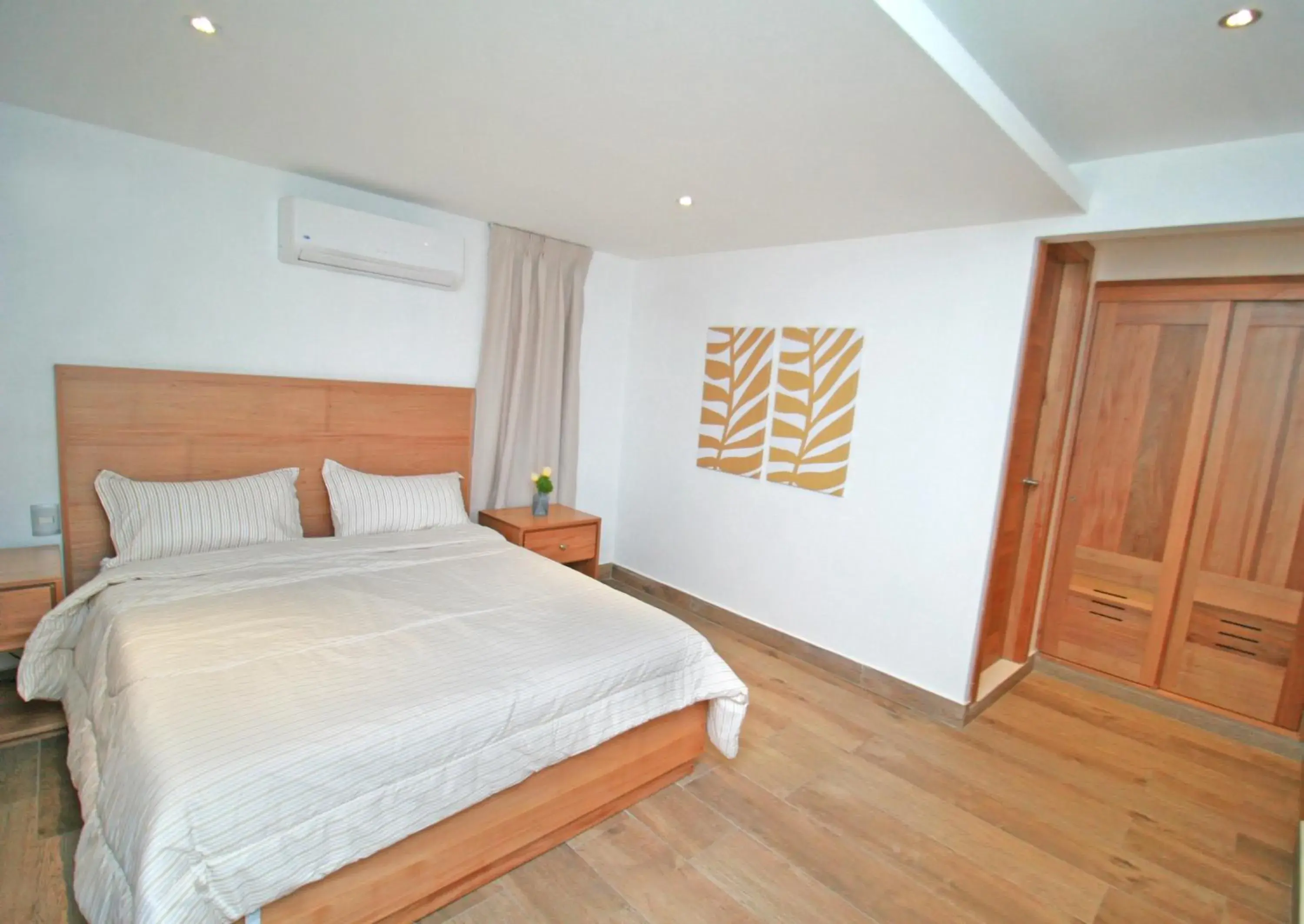 Decorative detail, Bed in Palmetto Hotel Decorative detail, Bed in Palmetto Hotel