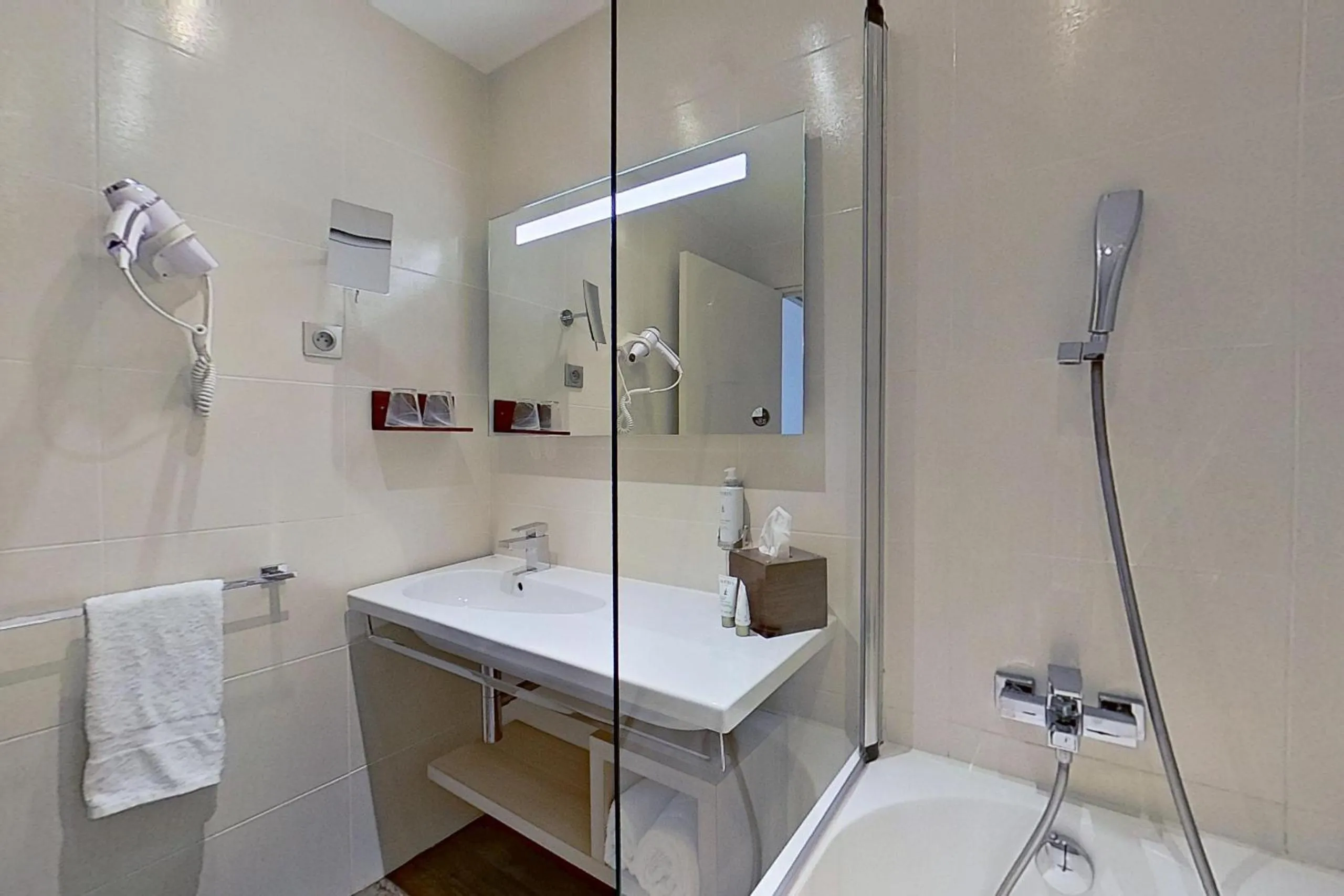 Bathroom in Aquabella Hôtel & Spa