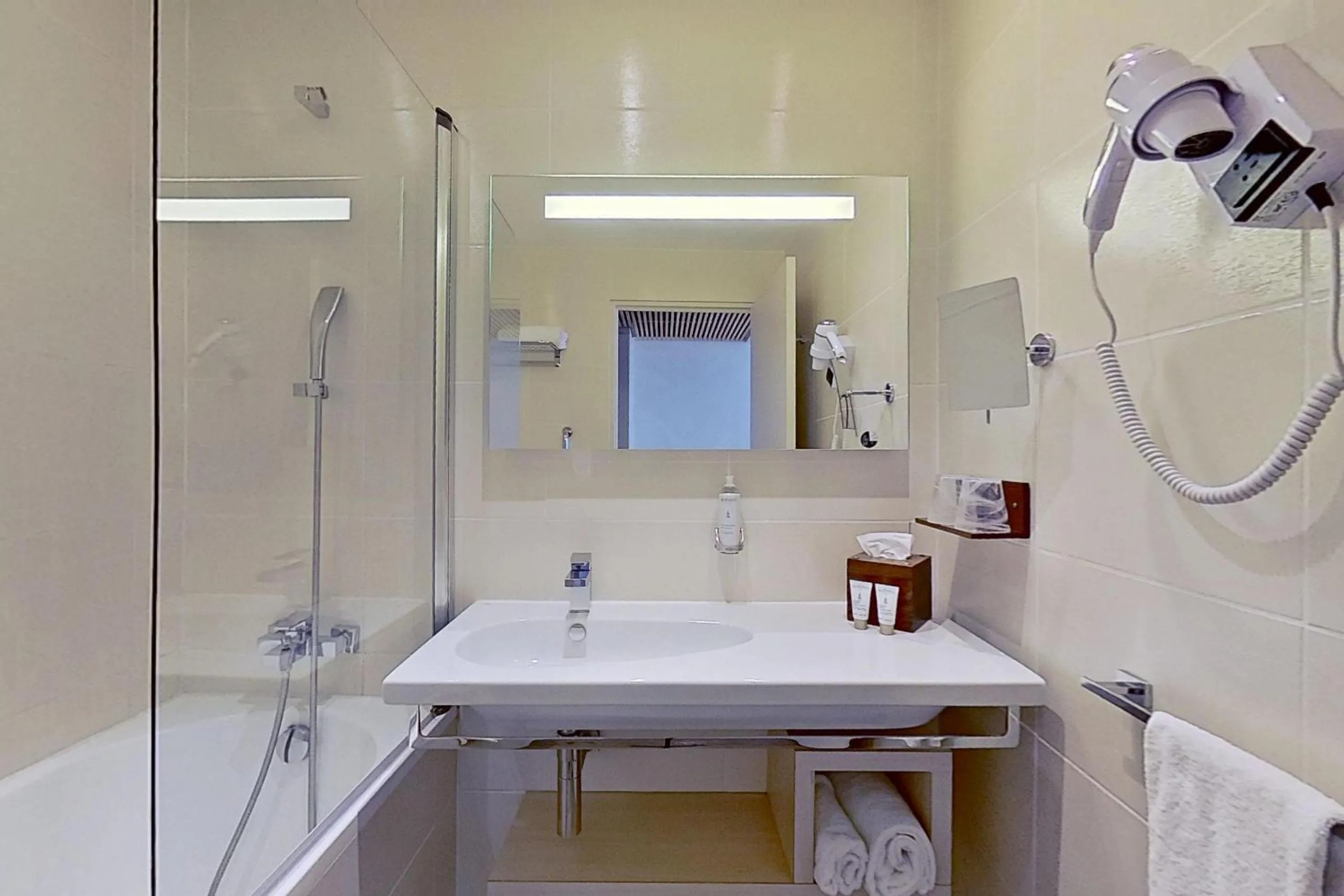 Bathroom in Aquabella Hôtel & Spa