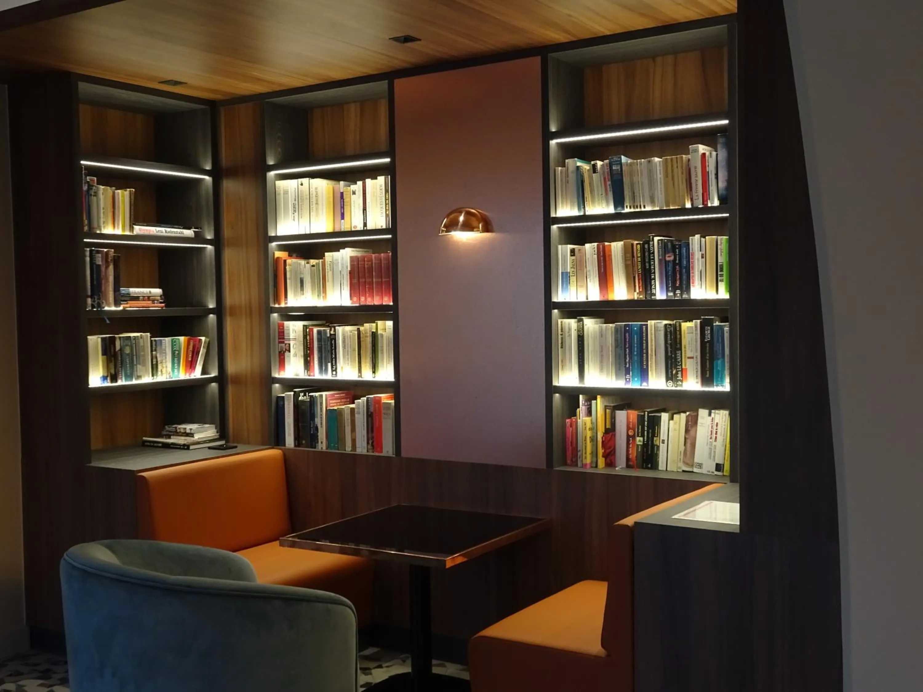 Library in Aquabella Hôtel & Spa