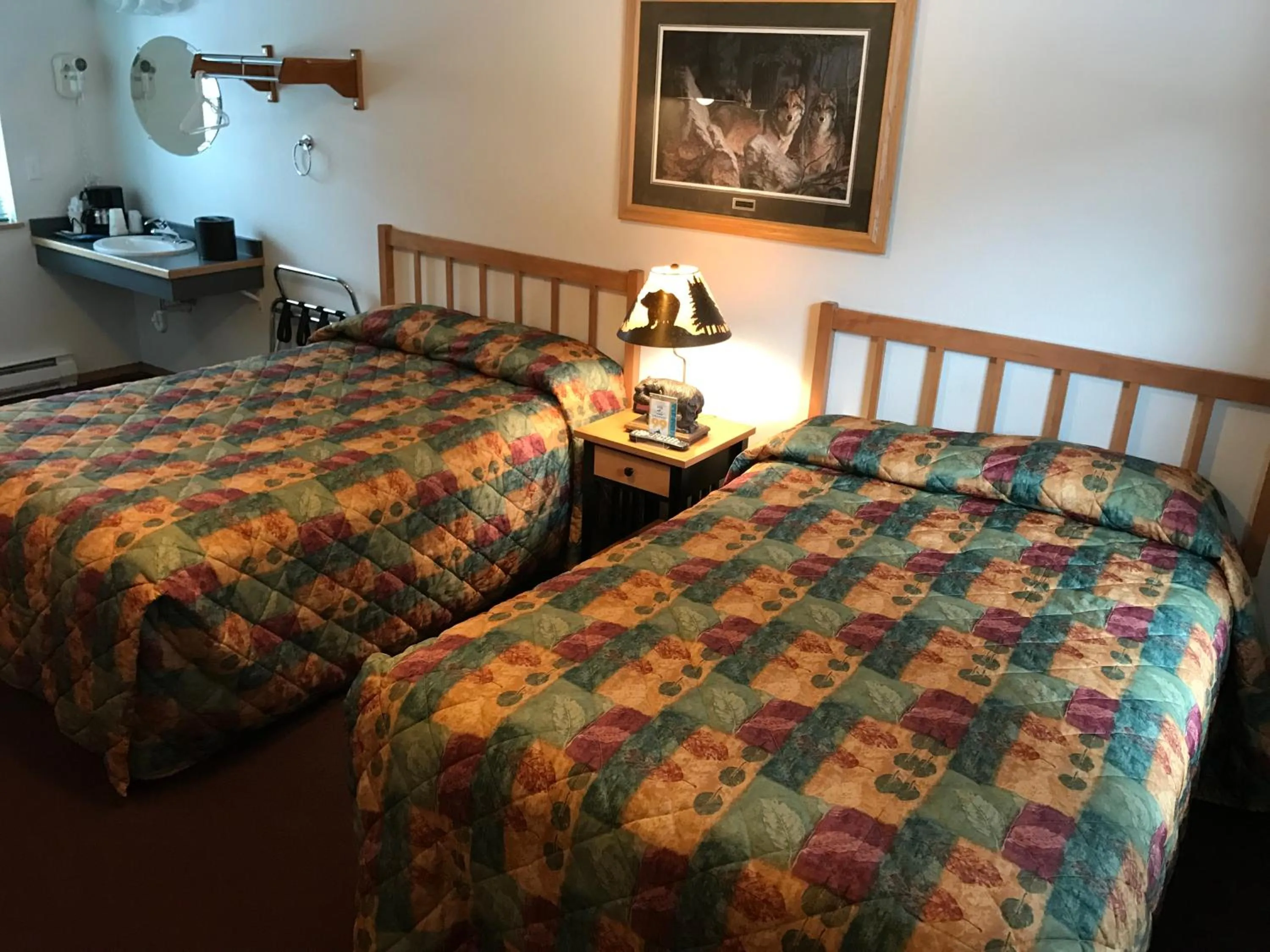 Photo of the whole room, Bed in Harborview Inn